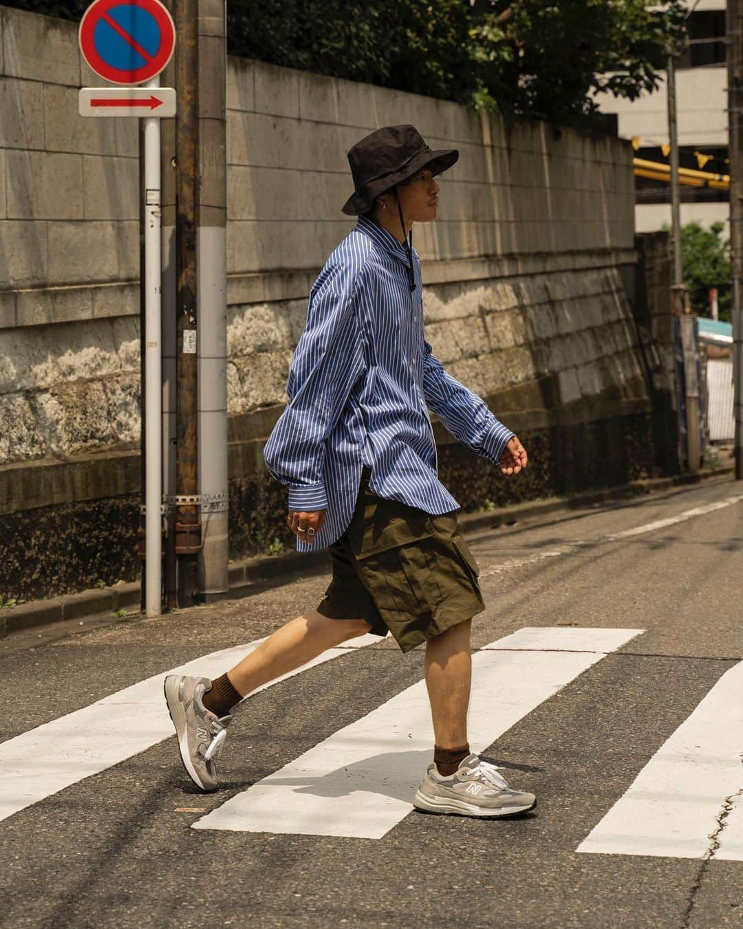 Ryoさんのインスタグラム写真 - (RyoInstagram)「ㅤㅤㅤㅤㅤㅤㅤㅤㅤㅤㅤㅤㅤㅤㅤㅤㅤㅤ　 夏のシャツスタイルには、ショーツを🚶‍♂️ ㅤㅤㅤㅤㅤㅤㅤㅤㅤㅤㅤㅤㅤ  hat:#kijimatakayuki × #スタイリスト私物  shirt:#ryotakashima pants#arkair → @store_phenom で購入できます。 shoes:#newbalance」8月14日 22時43分 - ryo__takashima