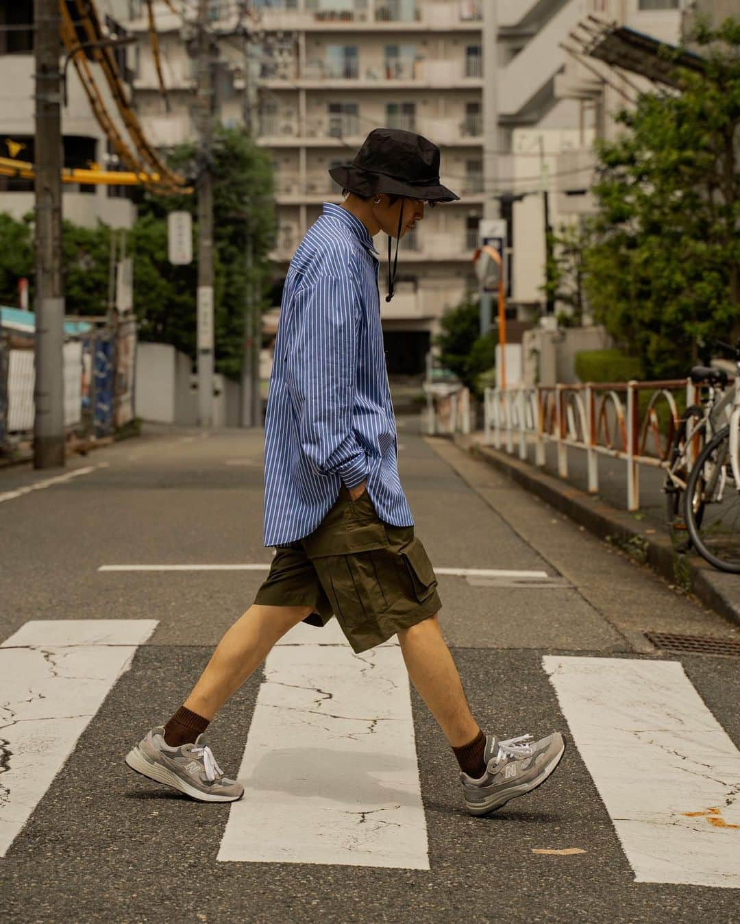 Ryoさんのインスタグラム写真 - (RyoInstagram)「ㅤㅤㅤㅤㅤㅤㅤㅤㅤㅤㅤㅤㅤㅤㅤㅤㅤㅤ　 夏のシャツスタイルには、ショーツを🚶‍♂️ ㅤㅤㅤㅤㅤㅤㅤㅤㅤㅤㅤㅤㅤ  hat:#kijimatakayuki × #スタイリスト私物  shirt:#ryotakashima pants#arkair → @store_phenom で購入できます。 shoes:#newbalance」8月14日 22時43分 - ryo__takashima