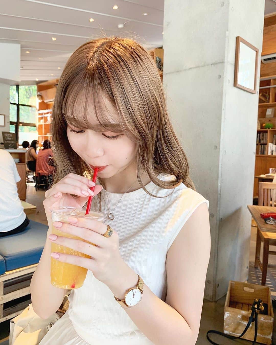 のインスタグラム：「こんばんは〜！  最近いろんなカフェの自家製ジンジャーエールにハマっています🥤♡ （写真は黄桃ソーダで、 二杯目にジンジャーエールを飲みました😃）  たくさん水分とって夏を乗り切りましょう〜✌︎  今日も投票よろしくお願いします✊🏻💗  #ミス学習院 #ミス学習院コンテスト #ミスコン #学習院 #女子大生 #大学生 #カフェ #池袋カフェ #カフェ巡り」