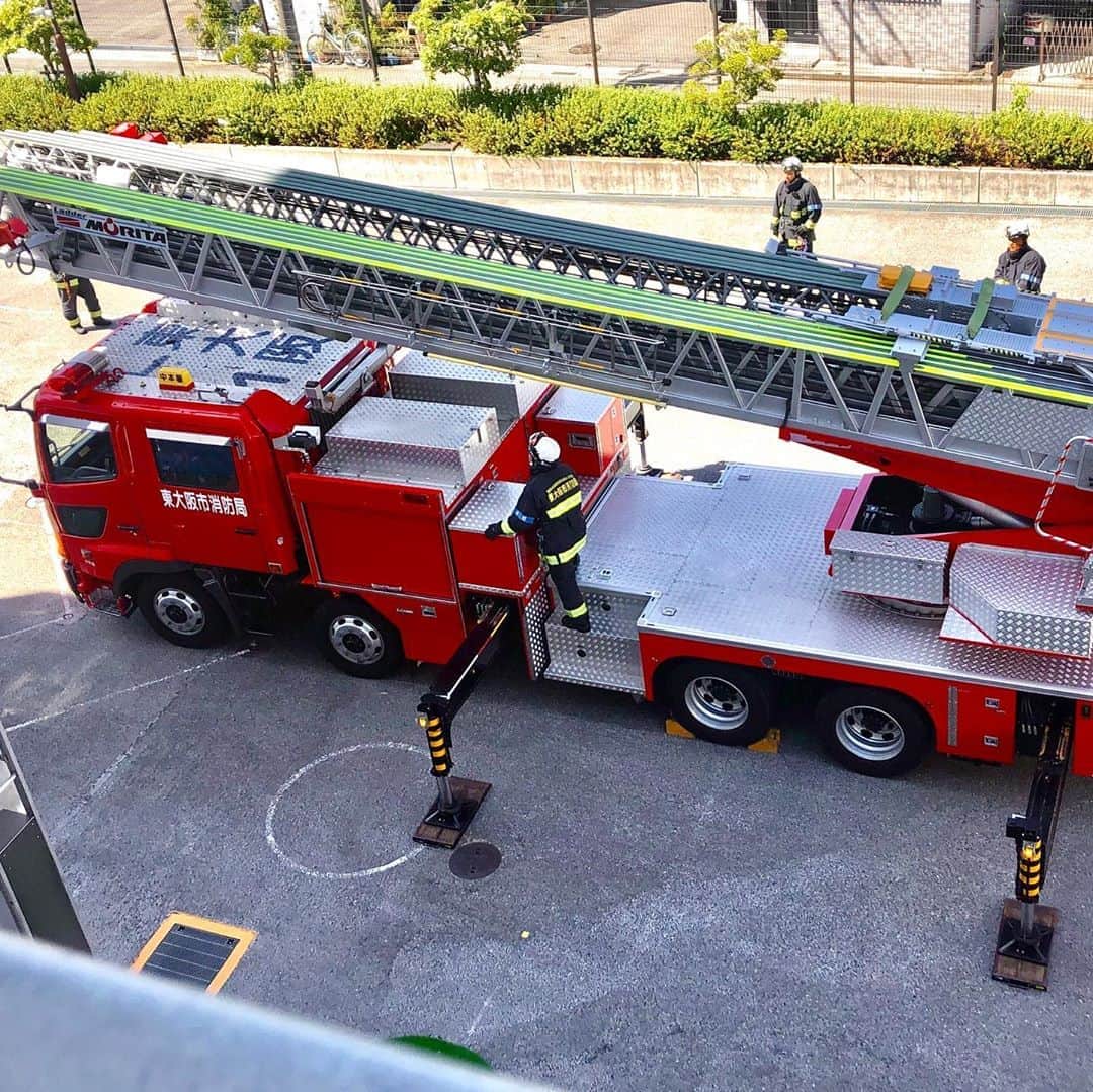 永倉由季さんのインスタグラム写真 - (永倉由季Instagram)「.﻿ .﻿ 今日は朝から﻿ 東大阪市消防局にてロケでした🚒﻿ 　　　　　　　　　　　　　　﻿ 　　　　　　　　　　　　　﻿ コロナ禍ということもあり﻿ 消防の現場では﻿ 今まで以上に緊張感を持たれています。﻿ 　　　　　　　　　　﻿ ﻿ 現場を見て初めて知ることもあり﻿ 人の命を守る姿勢には頭が下がりました。﻿ 　　　　　　　　　　﻿ ﻿ 暑い中、消防局の方々には﻿ 沢山たくさんご協力頂きました。﻿ ありがとうございました。﻿ ﻿ 　　　　　　　　　　　﻿ また今日は﻿ 初めてのディレクターさんと﻿ ご一緒しました✨﻿ 　　　　　　　　　﻿ 一所懸命っていいですよねー！ ﻿ ベテランスタッフさんお二人も一緒で﻿ みんなで大汗かきながら﻿ 過ごしましたよ♬﻿ 　　　　　　　﻿ ﻿ 連日猛暑が続いています🔥﻿ ﻿ 熱中症にならないよう﻿ 気をつけてくださいね。　﻿ ﻿ ﻿ ✅詳しくはアメブロ更新　↓﻿ 　　　　　　　　　　﻿ http://ameblo.jp/naga-yuki/﻿ ﻿ #東大阪市 #東大阪市消防局﻿ #消防車　#救急車　#訓練 #コロナ禍　#防火 #防災﻿ #緊張感　#みんなの意識　﻿ #安心安全　#守る﻿ #ロケ　#ご協力　#ありがとうございます﻿ #猛暑 #熱中症対策﻿ #初めてのディレクターさん　﻿ #ベテランスタッフさん﻿ #バナナジェラートフラッペが美味しかった﻿ #日焼け体質」8月14日 22時48分 - yuki_nagakura67