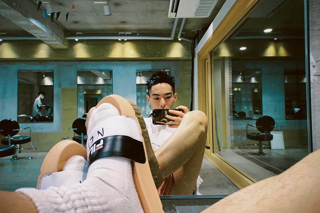 のインスタグラム：「#N21XFILA #岩崎拓馬 さん🖤#thankyou  #ヌメロヴェントゥーノ  @iza_official #instorenow  SHOPIZA.com  #repost @takuma_iwasaki ・・・ @numeroventuno ✖︎ @fila_japan_official  サンダルがやっぱり楽ちんですき❤️ . . #N21XFILA #happytime  #izastagram」