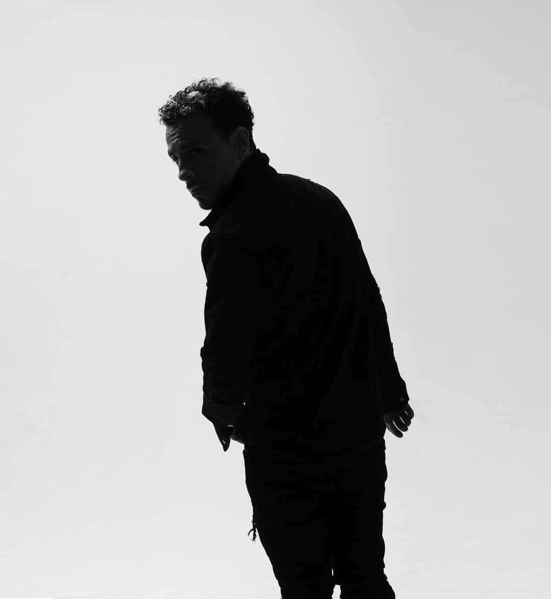 フェイスのインスタグラム：「🖤🤍 by @jameslaw1」