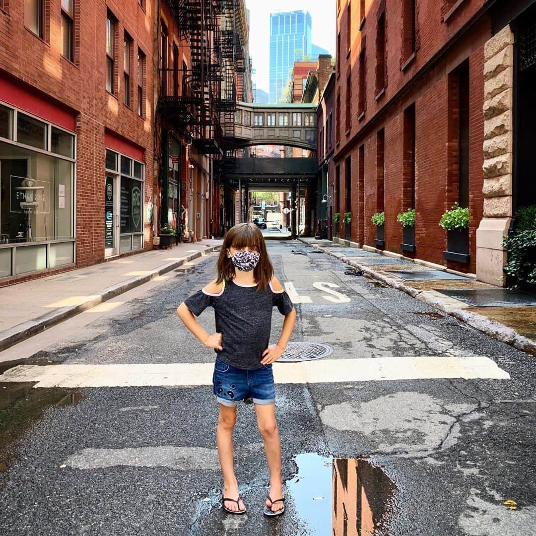 Ilana Wilesさんのインスタグラム写真 - (Ilana WilesInstagram)「Harlow loves NYC. She begs me to go back. She misses our apartment, her friends, and the city itself. She was so excited when I told her we were going back for another dentist appointment. “Can we stay overnight???” Sure. She wanted to sleep in her own bed and wake up there in the morning. She wanted to sit on her favorite window spot over the heater while she ate breakfast. As certain as Harlow feels about NYC, I feel so much anxiety about going back. And granted, this is only because we are privileged enough to have somewhere else we can be. It makes me so sad to see how dark and quiet it is at night, and how many shops and restaurants are shuttered. I think in the suburbs, you can be in your house or your neighborhood and pretend for a moment that everything is okay. But in Manhattan, evidence that we are in the middle of a global pandemic can be seen all over the place. Harlow doesn’t see it though. Even in a mask. Yesterday, we had an hour to kill between my doctor apt in midtown and her dentist apt in TriBeCa. We parked the car (there are spots everywhere now) and walked around. I was thinking we would find a place that served breakfast outside, but we literally couldn’t find one. Sarabeth’s was closed until further notice, the Odeon (usually open 24 hours) didn’t open until noon and Bubby’s was too far to walk in the heat. There was nowhere random open in between either. With each empty corner we turned, I got more depressed. Then Harlow said out of nowhere, “You could see something new in NYC every day of your life and still not see all of it!” I looked up and realized that while I was focusing on street level, she was taking in the Freedom tower, the Jenga building and all the skyscrapers looking down on us. I nodded and said “yes, that’s one of the things that makes NYC amazing.” After the dentist, we went back to the East Village, which was much more alive than Tribeca. We decided to go to Ruby’s Cafe, my fave neighborhood spot for lunch. I say “fave” but we’ve only actually been there twice. Mike never wants to go because there is too long a line. We walked right in and got a prime outdoor table. There are definitely perks to an empty NYC.」8月15日 9時43分 - mommyshorts