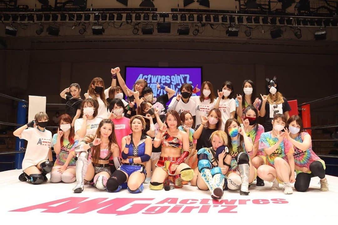 のインスタグラム：「ACT後楽園ホール大会 ありがとうございました☺︎  この大変な時期に会場にお越し下さいました皆様  離れた場所から 応援してくださった皆様  本当に有難うございますっ！  5月に予定していた大会が 延期となってしまったけど  昨日、アクトレスガールズの後楽園大会が開催できた事に 感謝でいっぱいです❣️  デビュー戦があり 復帰戦があり 旗揚げメンバー戦があり メイン後には シングルベルト挑戦にかけた シングルマッチが早々と決まった  楽しみですね♡ 9.16 Beginning新木場大会 チケット開始をお待ちください✨  旗揚げメンバーによる タッグマッチ  いろんな想いを抱きながら リングに上がった  目の前にいた対戦相手は 5年前と変わらずに いや、もっともっと強かった 大きかった  痛くて、しょうがなかったけど、 でも、、、  嬉しかった  向き合わせていただける事が  今の自分、自分達をぶつけられる事が  嬉しかった  昨日は、角田とふたりで勝った 次はシングルもしたいな...  ねっ！？ 尾崎妹加選手☺︎  強く、やさしく、 あなたに一生懸命  5年前からずっと 突き上げてきた小指  また会いましょう  の指切りゲンマン  繋がってる  リングっていいね プロレスっていいね  これからも 観ていてね 自分にだけは負けないから  💚💜💙❤️💙💛  #アクトレスガールズ #後楽園ホール #まなせゆうな #尾崎妹加 #角田奈穂 #以下省略。 #5年 #ありがとう」