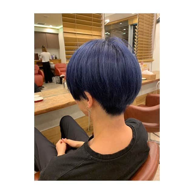 Dcolorさんのインスタグラム写真 - (DcolorInstagram)「【サファイアブルー✖️メンズショート】 、 、 ダブルカラーで鮮やかな サファイアブルーに！ 、 、 @misato1033    Hair D-color﻿ 東京都港区麻布十番2-19-8﻿ 03-3798-2323﻿ .﻿ 平日 / 土曜 11:00〜21:00﻿ 日曜 / 祝日 11:00〜19:00  #hair #haircut #haircolor  #hairstylist #hairstyles  #ポイントカラー　 #麻布十番 #美容師 #dcolor #メンズパーマ  #メンズカット #メンズヘア #メンズ #メンズカラー  #ツーブロック #ダブルカラー  #ヘアカラー  #グレージュ  #ベージュ #出張ヘアメイク  #ヘアメイク #ヘアセット #ヘアアレンジ #ヘアスタイル #cut #menshair  #ブルー #大学生」8月15日 8時23分 - hairdcolor