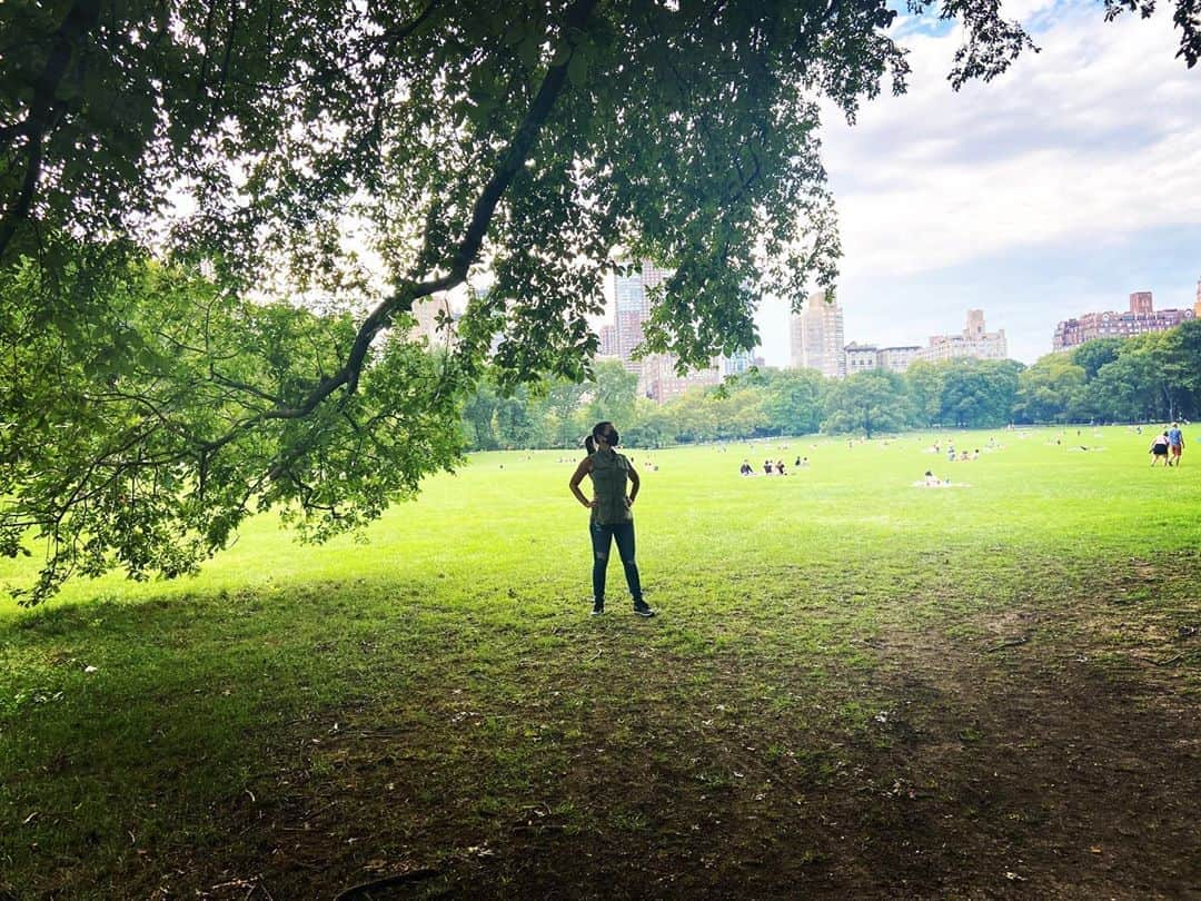 リサ・アンさんのインスタグラム写真 - (リサ・アンInstagram)「A late afternoon walk through the meadow @centralparknyc 😊」8月15日 8時39分 - thereallisaann