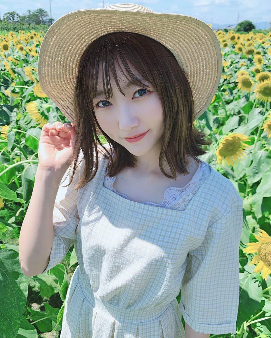 夏川愛実のインスタグラム：「﻿ ﻿ ﻿ おはようございます🌻﻿ ﻿ ﻿ #ひまわり#ひまわり畑#向日葵﻿ #カンカン帽#夏コーデ」