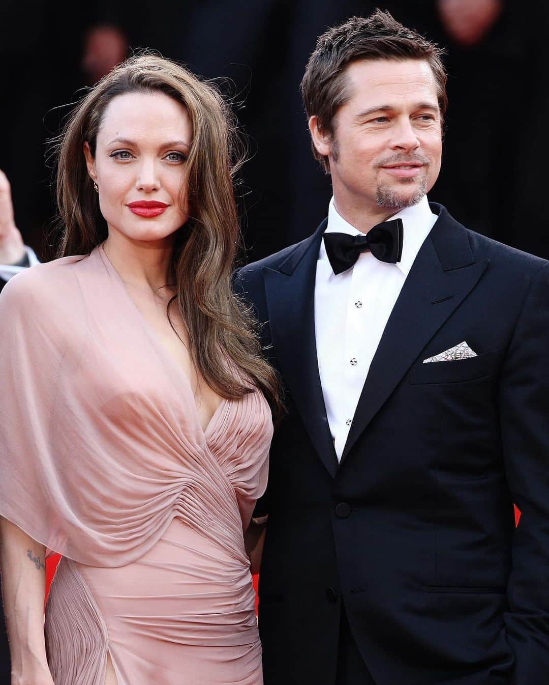 Just Jaredさんのインスタグラム写真 - (Just JaredInstagram)「Angelina Jolie and Brad Pitt’s divorce is getting heated. His legal team just filed a response to her latest request and her lawyer is speaking out too in a new statement. Tap this photo at the LINK IN BIO for the full story. #AngelinaJolie #BradPitt Photo: Getty」8月15日 8時44分 - justjared