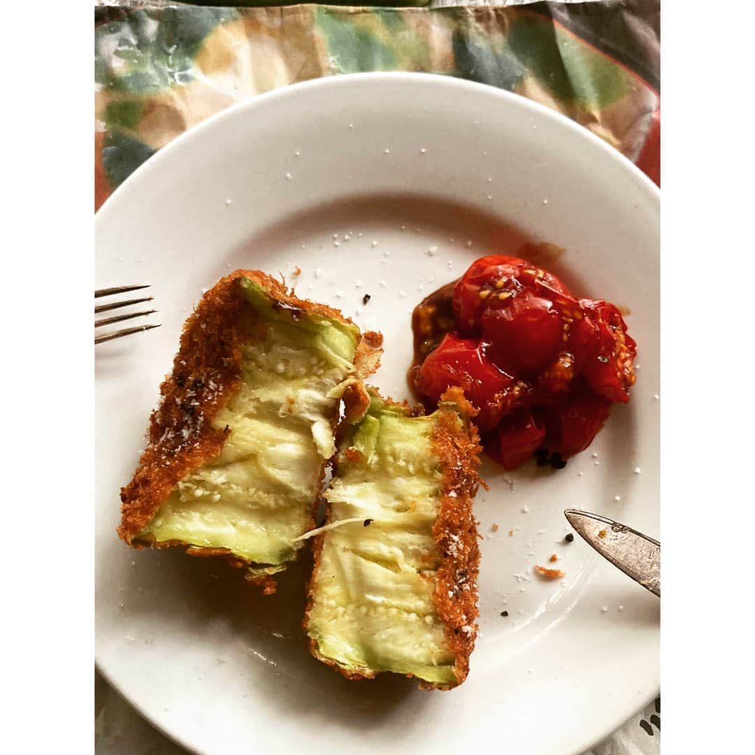 journaleatripのインスタグラム：「eggplant  暑いと何故か 揚げ物たべたい 肉が食べたい と要求がでてくる。  この一ヶ月ほどは板橋区のhasune farmさんから色とりどりの朝採れ野菜が週2回 @eatripsoil に届けられる。 特に緑ナスや白いトルコ茄子毎週お目見えし 油との相性がよいということで皮を剥いてすぐあげてしまう。 . 厚く切って揚げるとスフレのような柔らかさになるので毎回ふっはぁ！と満足する。 . 完熟トマトはセミドライにしてバルサミコマリネに オクラは新鮮すぎて結局生のまま毎回バリバリたべて しまう。 、  夏ですね。  #先日友人の投稿は普通の紫茄子を丸々あげていた#姿もかわい #次回楽しみ#うめちゃん#都内農園」