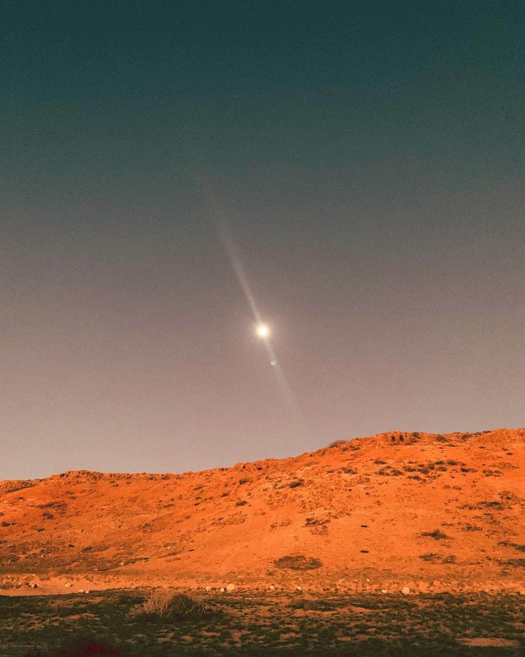 フェリシティー・パルマティアーのインスタグラム：「Full moon rising over the desert 🌕🌵」