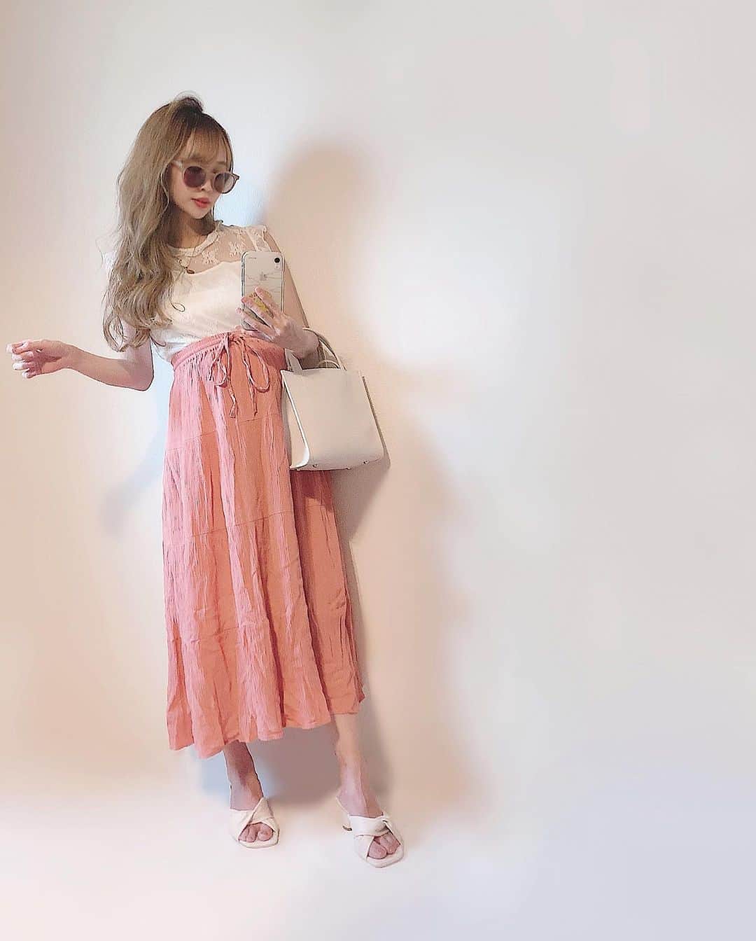 さっぴちゃんのインスタグラム：「... ⑅ 𝐶𝑜𝑑𝑒 ... ... . いっぱいバッグ持ってるのに撮ってある 写真見返したらこればっかり持ってる👝𓄰 . ちなみにこのバッグ、DMでよく聞かれるのですが @ropepicnic_official のアウトレットで 買いました♡この前ベージュも見つけたので、 ベージュも買ってもらいました☺️♡♡♡ . . 最近あかりがいたずらして、それやめてって 何回も言ってるよね？なんでそうゆうことするの🤔？ って言うと、焦った顔して必死に 『○×%:・で〜☆¥＊あにょ〜〆÷☆とぉ〜！』 ってよく聞き取れないけど言い訳してくるのが めちゃめちゃ可愛い😂♡♡♡(笑) . めっちゃ言い訳するやんwwって可愛くて 笑うとあかりも笑ってきゃっきゃきゃっきゃ 始まって、全然反省はしてないから どうしたもんかと悩むけど💭(笑) . 怒りすぎちゃったかなと思って反省してても その切り替えの早さと底抜けの明るい性格に 救われる事が今までも沢山あった👧🏼ありがたや🎀 . がっくんはどんな性格してるんだろう☺️♡♡♡ . . ………………………………(♡)……………………………… .」