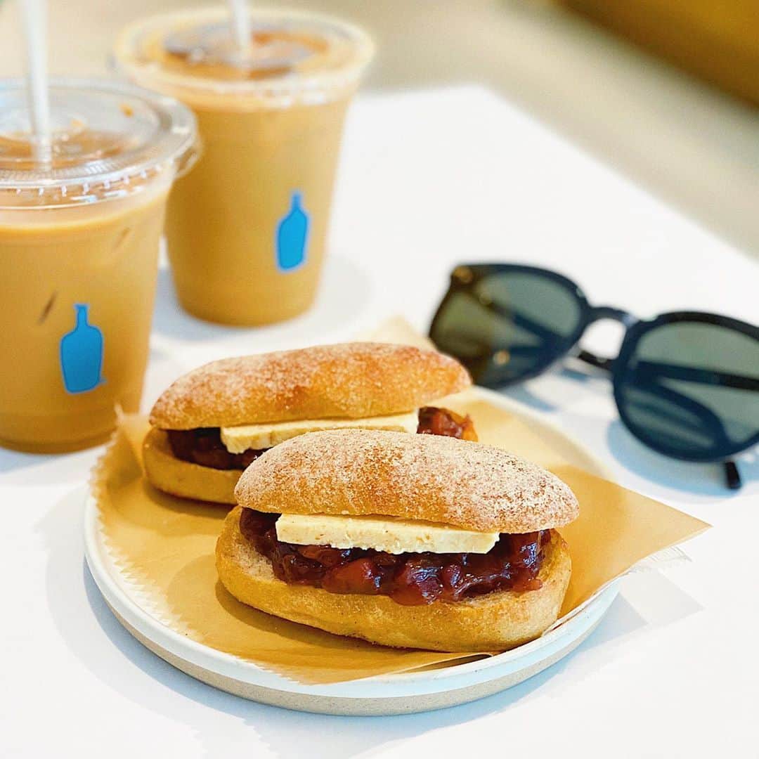 湯浅喬子のインスタグラム：「@bluebottlejapan ☀️  ''あんこ&くるみバター''  オートミルクラテ🥛  この組み合わせ最高🥰🧡 #kobe#cafe#bluebottlecoffee」