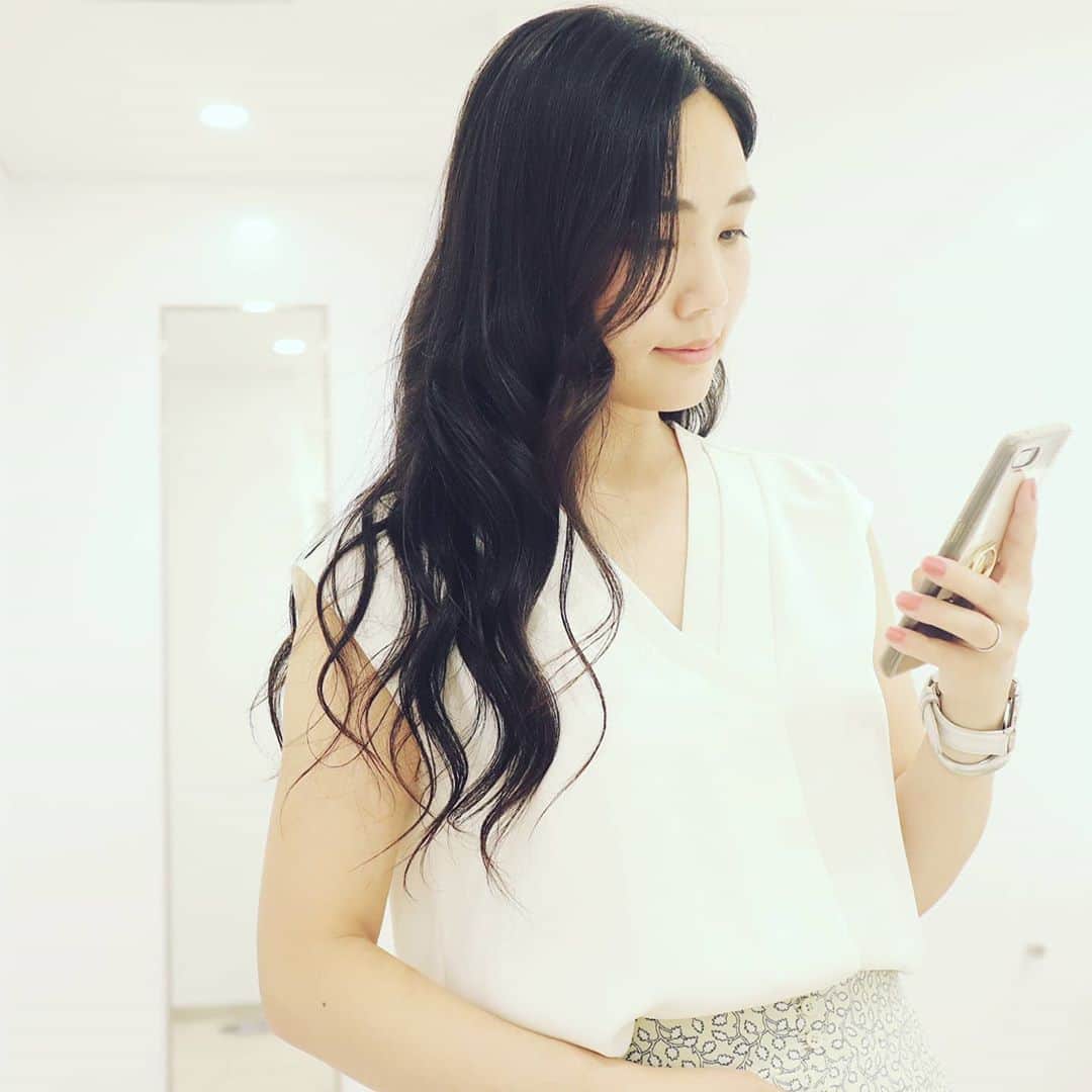 Eri Satoのインスタグラム：「久々に美容室行きました😊 私は髪型にあまりこだわりがなく笑 ヘアドネーションのために髪を伸ばしまくっては切り、の繰り返しなので😅 2年前に切ってこんなに伸びたよ🤗 · さすがに毛先が少し傷んできたのでトリートメントをしてもらいに 【Lilly shibuya】へ 担当は10年振りぐらいに会った @lilly_assy ☺️ 出逢った15年前はアシスタント✂だったから、美容室オープンした時は感動した😭✨ · 髪も綺麗に巻いてもらったよー💛 暑くて普段はアップにすることが多いから 久々におろして新鮮だった😋 · 渋谷駅から近い美容室なのでぜひ💛 【Lilly shibuya】 東京都渋谷区道玄坂２-16-7 花菱ビル9F · #lillyshibuya#渋谷#渋谷サロン#美容室#トリートメント#ゆる巻き」