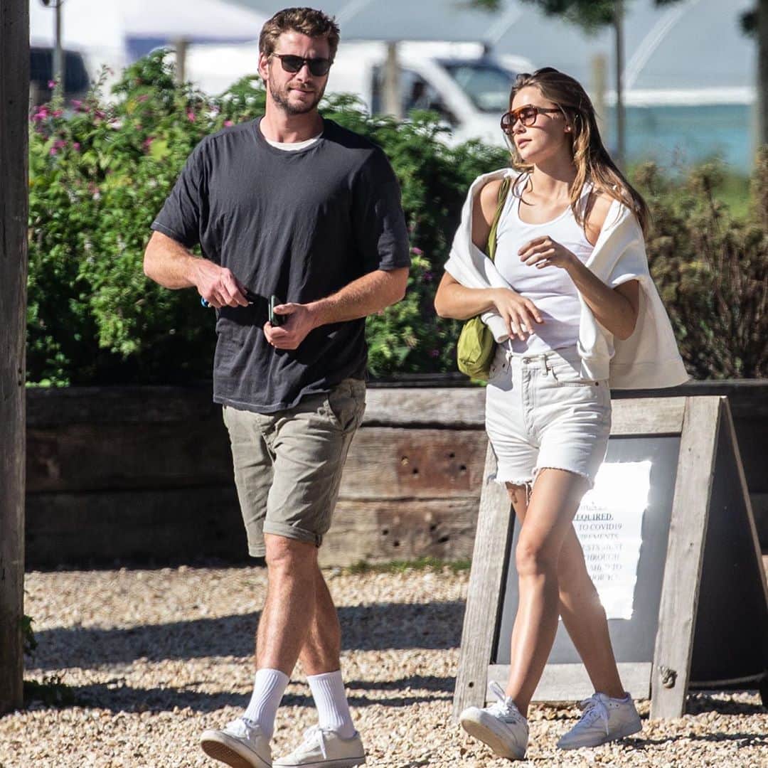 E! Onlineさんのインスタグラム写真 - (E! OnlineInstagram)「Meanwhile in Australia...Liam Hemsworth is going strong with gf, Gabriella Brooks as they step out for a lunch date. (📷: @SplashNews)」8月15日 9時01分 - enews