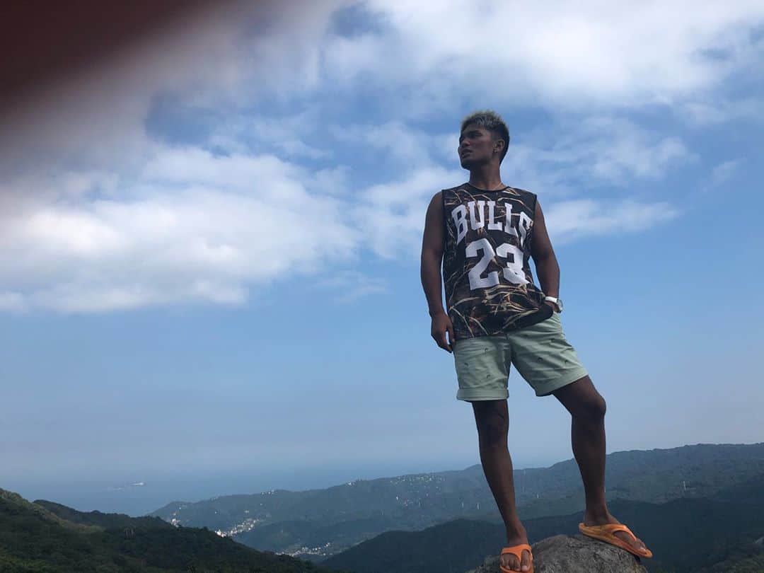 大沢文也のインスタグラム：「人生には３つの坂があると言われているが、今本当に全てが下り坂 登り坂、下り坂、まさか。 ここ最近ずっと【下り坂】 この下り坂を登り坂にしなくちゃいけない  どんなにきキツい毎日でも今は嘘でもいいから笑う 無理してでもいいから笑う  笑う事がどの薬よりもきく1番の特効薬  #登り坂 #下り坂 #まさか #熱海 #伊豆 #僕の夏休み #オレンジビーチ #jordan #bulls #夏男」