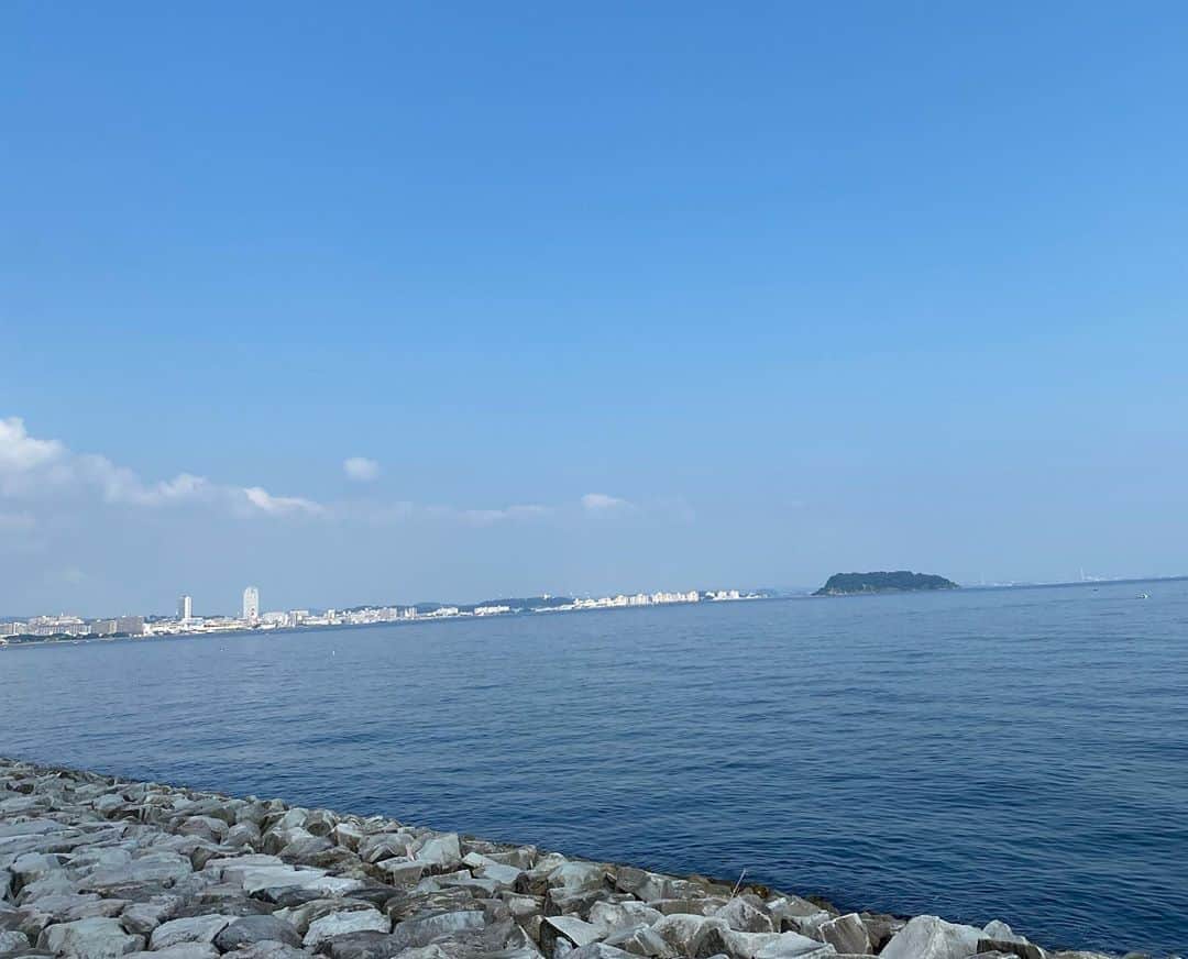 上野水香さんのインスタグラム写真 - (上野水香Instagram)「#drive 🚗💨 #kanagawa #yokosuka 気分はリゾート🏝 ただのドライブだけど。笑  #神奈川 の美しい自然の一つ、海。ここは#横須賀 #馬堀海岸 です。写真はノーマルカメラ、加工なしです📸 遠くに見えているのは#横浜 #みなとみらい です🏙  あー、海、癒される〜❣️  歩いていたら空き缶、ペットボトルが落ちていたので少し拾いました。 みんなで綺麗にキープしたいものですね✨  #ひとりドライブ #海 #癒し #ゴミ拾い」8月15日 9時13分 - mizukaueno