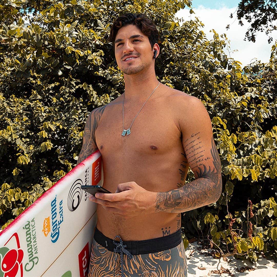 ガブリエル・メディーナのインスタグラム：「Morning calls from my office 🌴 Meu escritório é na praia 🤙 @jbl_brasil #JBLTune220TWS」