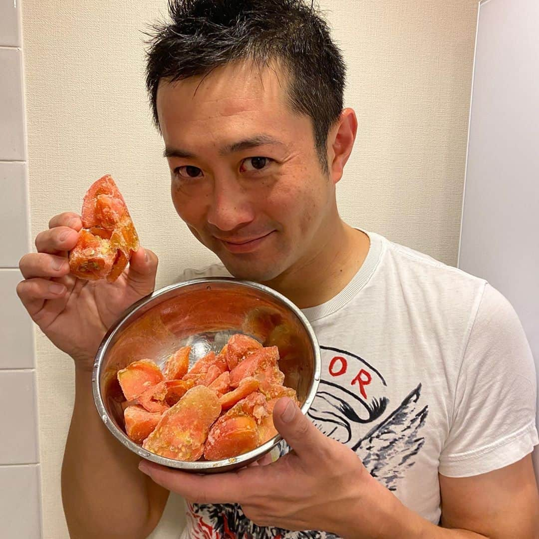 宮下純一さんのインスタグラム写真 - (宮下純一Instagram)「トマトウィーク🍅復帰戦❣️トマトたっぷりのキーマカレーとトマトたっぷり卵スープ作ってみたーーー🍳タコとみつばのサラダはごま油を熱くしてかけると香りも広がって最高ですよ🐙#トマトウィーク #トマトたっぷりキーマカレー #トマト #とまとたまごスープ #タコとみつばのサラダ」8月15日 9時37分 - junichi1017