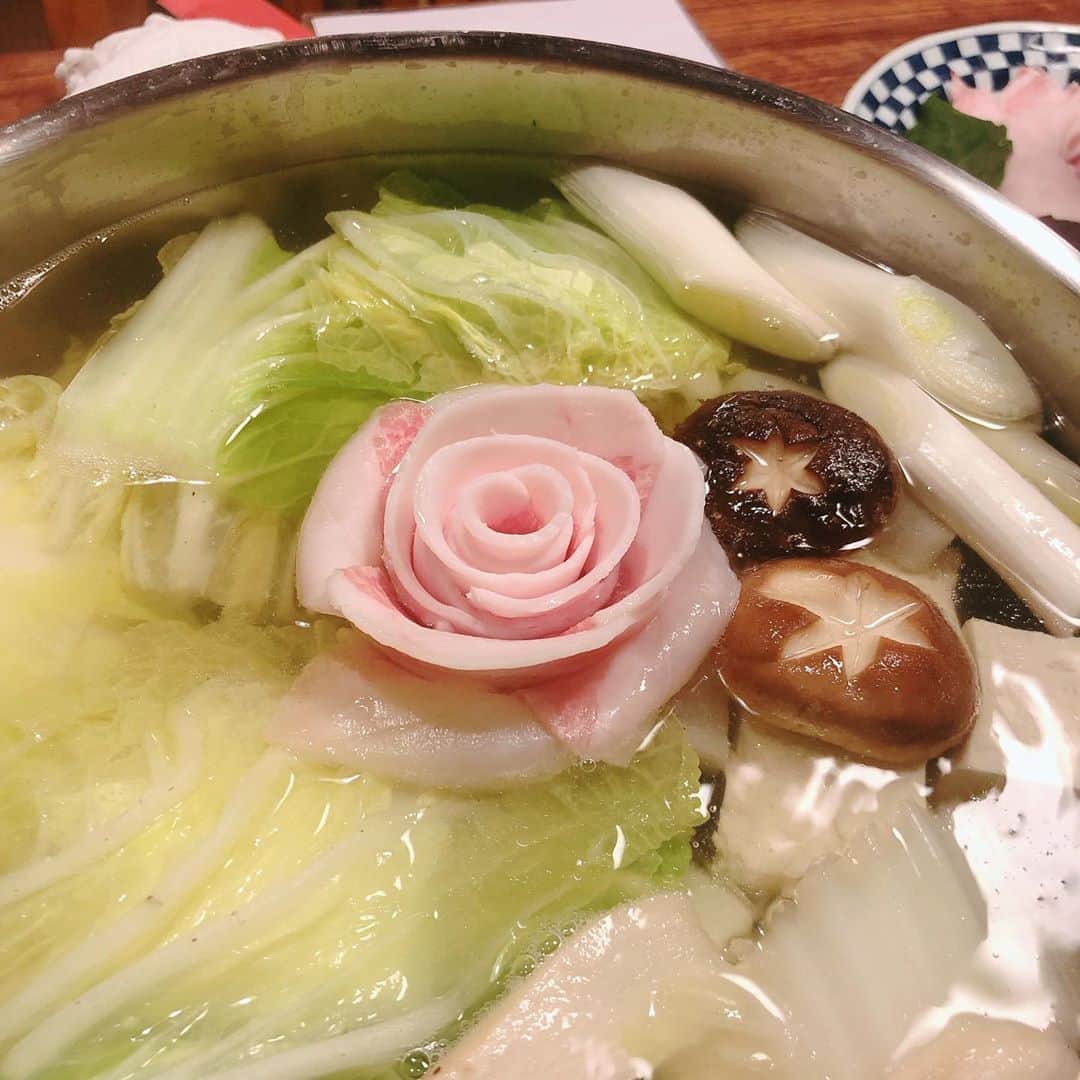のインスタグラム：「安定の  あぐーしゃぶしゃぶまつもと。  二ヶ月前に電話して、予約とれず、一ヶ月前、2週間前も取れず、2日前にキャンセル出てとれた。 ありがたい。  #おうち #おうち時間  #おうちごはん #うめぐらむ #ウメログ #コロナ #終息 #嘆願 #おうちcafe  #ころなにまけるな #おうちカフェ #趣味 #がんばれニッポン #がんばれ日本 #牛#黒毛和牛 #焼肉 #万葉牛 #焼肉パーティー  #ダイエット #ダイエッターさんと繋がりたい  #ダイエット記録  #ダイエット方法 #沖縄 #アグー豚 #まつもと #しゃぶしゃぶ」