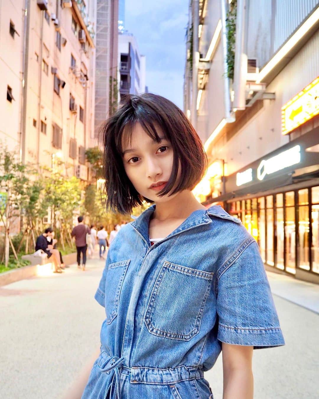 武田あやなさんのインスタグラム写真 - (武田あやなInstagram)「. なんか久しぶりの投稿になってしもうた🙏 ごめ😭💕 聞いてないと思うけど 一応、生きてます🔥 levisのジャンプスーツ、 セールだったから他のセール品合わせて二個 購入しちゃった🤣 家にあるlevisこれで3着くらいかなあ？🥺 . . . . . . . . . #levisjeans #levis  #ootddaily #ootdgirl  #streetgirl #streetportrait  #casualstyle #grungegirl  #grungeoutfit #japanesegirl  #jumpsuitstyle #portraitgirl  #リーバイス #グランジ #オールインワン  #ストリート系女子 #ストリートコーデ  #カジュアル女子 #カジュアルコーデ  #私服 #コーデ #お洒落女子  #オーバーオール #ビジョビ #丸顔  #サロペット #ジャンプスーツ #おフェロ」8月15日 0時53分 - ayanatakedaa