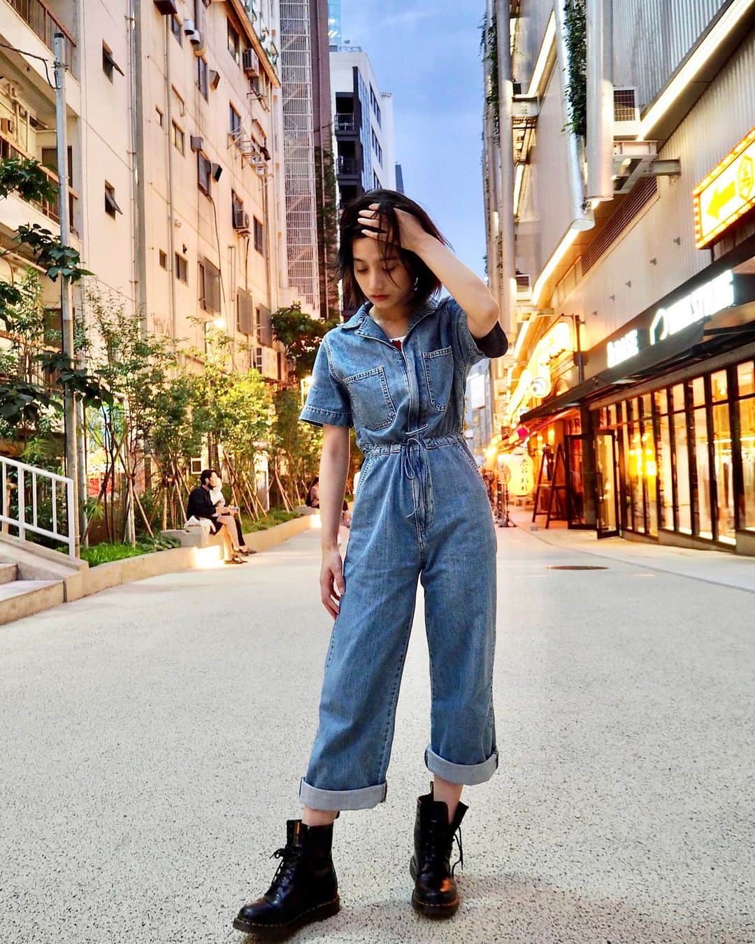 武田あやなさんのインスタグラム写真 - (武田あやなInstagram)「. なんか久しぶりの投稿になってしもうた🙏 ごめ😭💕 聞いてないと思うけど 一応、生きてます🔥 levisのジャンプスーツ、 セールだったから他のセール品合わせて二個 購入しちゃった🤣 家にあるlevisこれで3着くらいかなあ？🥺 . . . . . . . . . #levisjeans #levis  #ootddaily #ootdgirl  #streetgirl #streetportrait  #casualstyle #grungegirl  #grungeoutfit #japanesegirl  #jumpsuitstyle #portraitgirl  #リーバイス #グランジ #オールインワン  #ストリート系女子 #ストリートコーデ  #カジュアル女子 #カジュアルコーデ  #私服 #コーデ #お洒落女子  #オーバーオール #ビジョビ #丸顔  #サロペット #ジャンプスーツ #おフェロ」8月15日 0時53分 - ayanatakedaa
