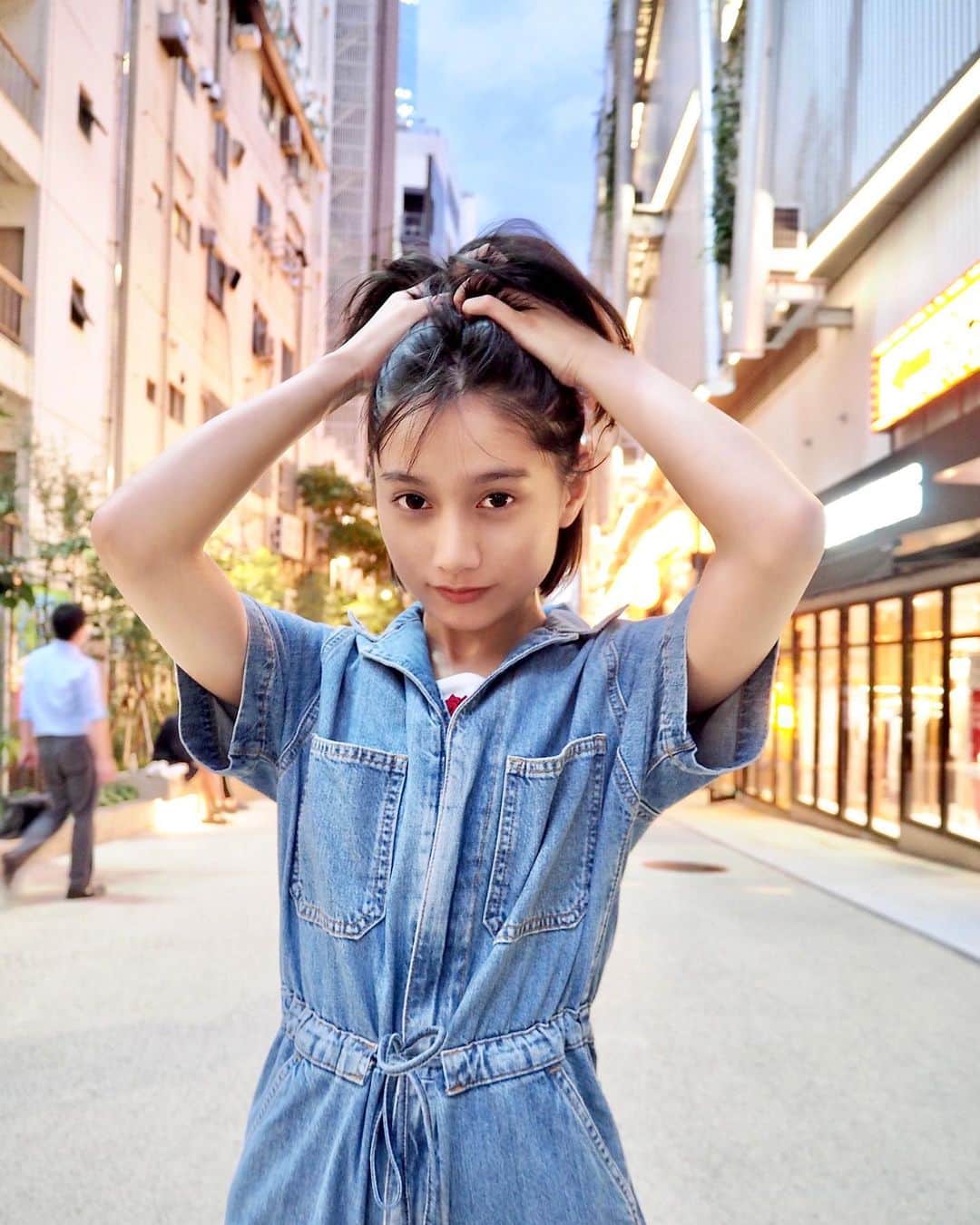 武田あやなのインスタグラム：「. なんか久しぶりの投稿になってしもうた🙏 ごめ😭💕 聞いてないと思うけど 一応、生きてます🔥 levisのジャンプスーツ、 セールだったから他のセール品合わせて二個 購入しちゃった🤣 家にあるlevisこれで3着くらいかなあ？🥺 . . . . . . . . . #levisjeans #levis  #ootddaily #ootdgirl  #streetgirl #streetportrait  #casualstyle #grungegirl  #grungeoutfit #japanesegirl  #jumpsuitstyle #portraitgirl  #リーバイス #グランジ #オールインワン  #ストリート系女子 #ストリートコーデ  #カジュアル女子 #カジュアルコーデ  #私服 #コーデ #お洒落女子  #オーバーオール #ビジョビ #丸顔  #サロペット #ジャンプスーツ #おフェロ」