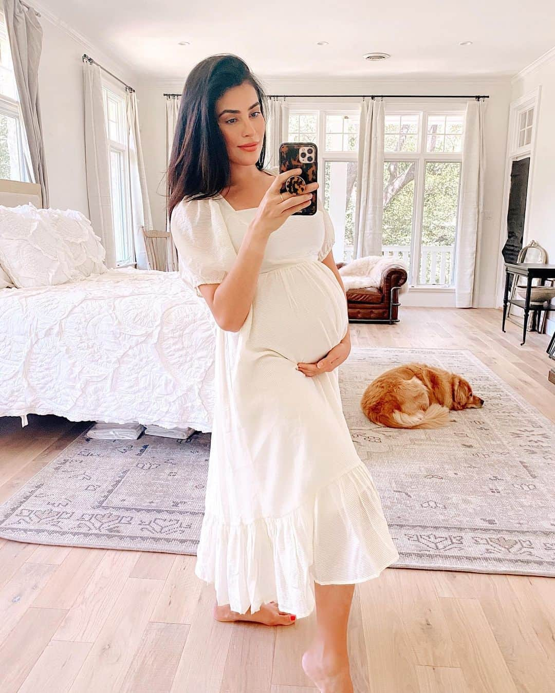 Sazan Hendrixさんのインスタグラム写真 - (Sazan HendrixInstagram)「Happy Friday from me and my growing baby girl! 💛 Entering my 3rd trimester this weekend. Excited for this final stretch. At this point, I’m feeling great & still have lots of energy! With every new week I can feel her getting stronger. Love when she flips, kicks and hiccups! So excited to meet her ✨ (linking this dress on my stories! It’s not maternity but fits so comfy over the bump 🙃) #28weeks #pregnancystyle #happyfriday #bumpdate」8月15日 0時53分 - sazan