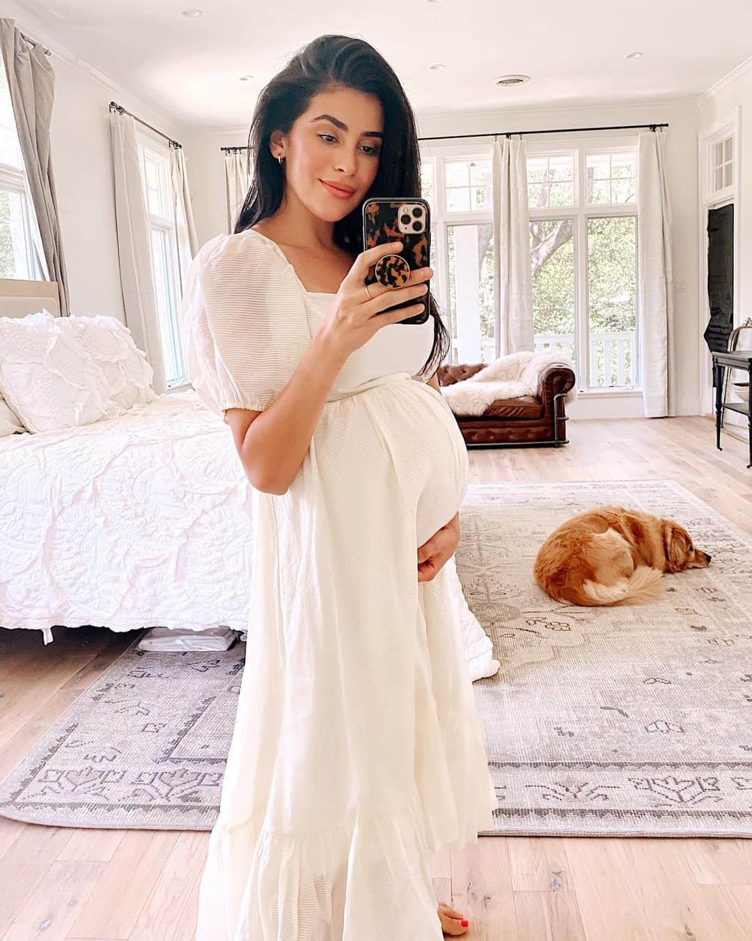 Sazan Hendrixさんのインスタグラム写真 - (Sazan HendrixInstagram)「Happy Friday from me and my growing baby girl! 💛 Entering my 3rd trimester this weekend. Excited for this final stretch. At this point, I’m feeling great & still have lots of energy! With every new week I can feel her getting stronger. Love when she flips, kicks and hiccups! So excited to meet her ✨ (linking this dress on my stories! It’s not maternity but fits so comfy over the bump 🙃) #28weeks #pregnancystyle #happyfriday #bumpdate」8月15日 0時53分 - sazan
