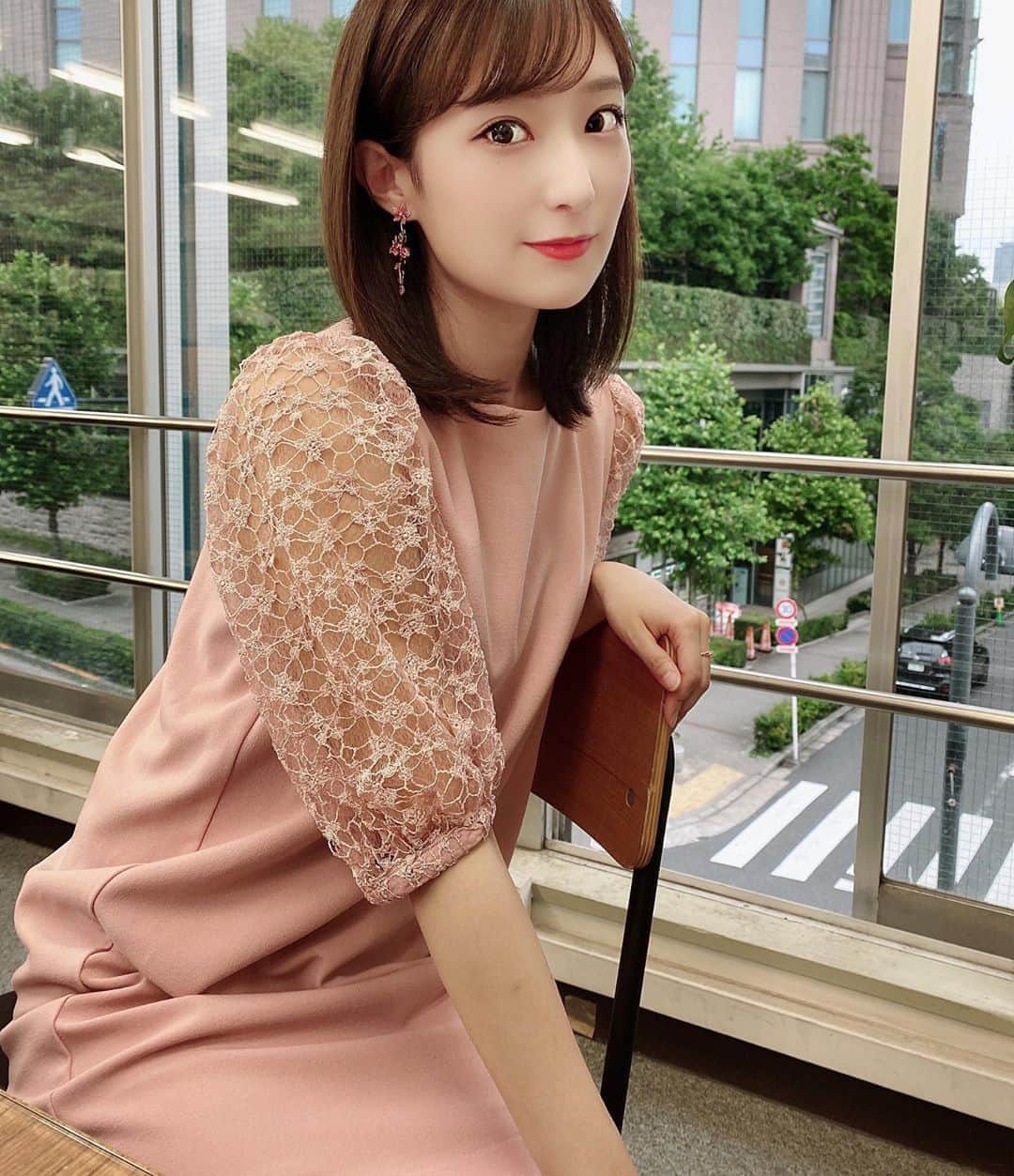 ミクのインスタグラム：「. . 今日は色々と頭フル回転した気するw おやすみ😴🌙💤 . .  #fashion #snidel #pink #accessory #swarovski」