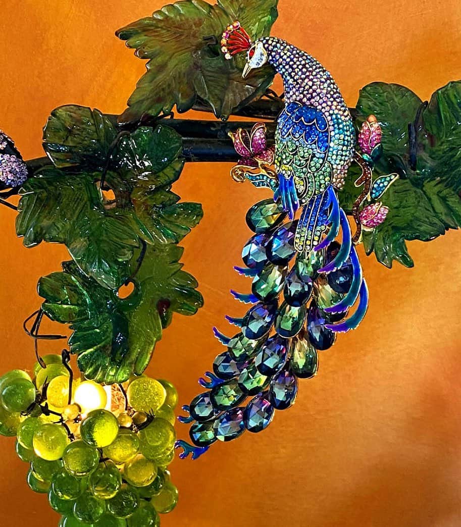 バトラー&ウィルソンのインスタグラム：「Big & bold - Our large Crystal Peacock Brooch is not for the faint hearted 🦚 #newarrivals」