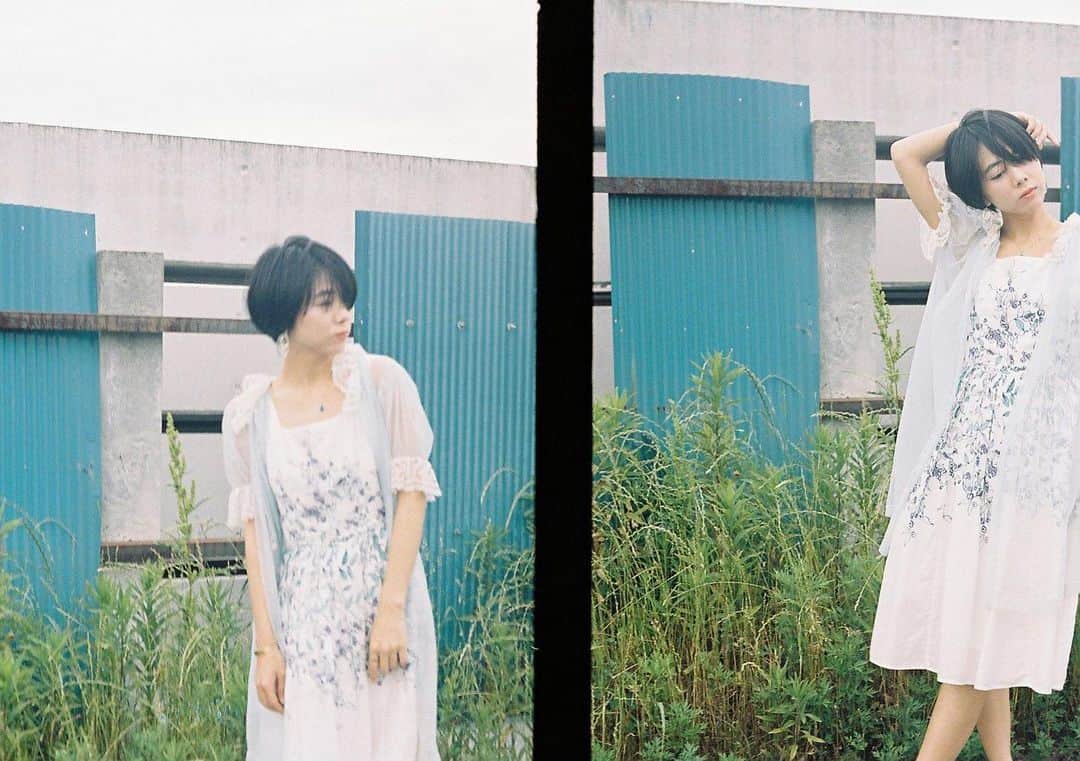 木村仁美のインスタグラム：「またひとつ歳を重ねた 二〇二〇年八月十五日です  この世界で出会えた皆様に 心からの感謝を…愛  更に軽く青く ふわりと生きていきます これからも宜しくね  (今年は大したお知らせもなくあれですが、ゆるりと生きてる事もそれはそれで花丸つけたいと思います)  今の今まで見守ってくれてる 皆々様本当にありがとうございます🧊🎐💎💙  chami / 木村仁美  photo by @__emilirium__」