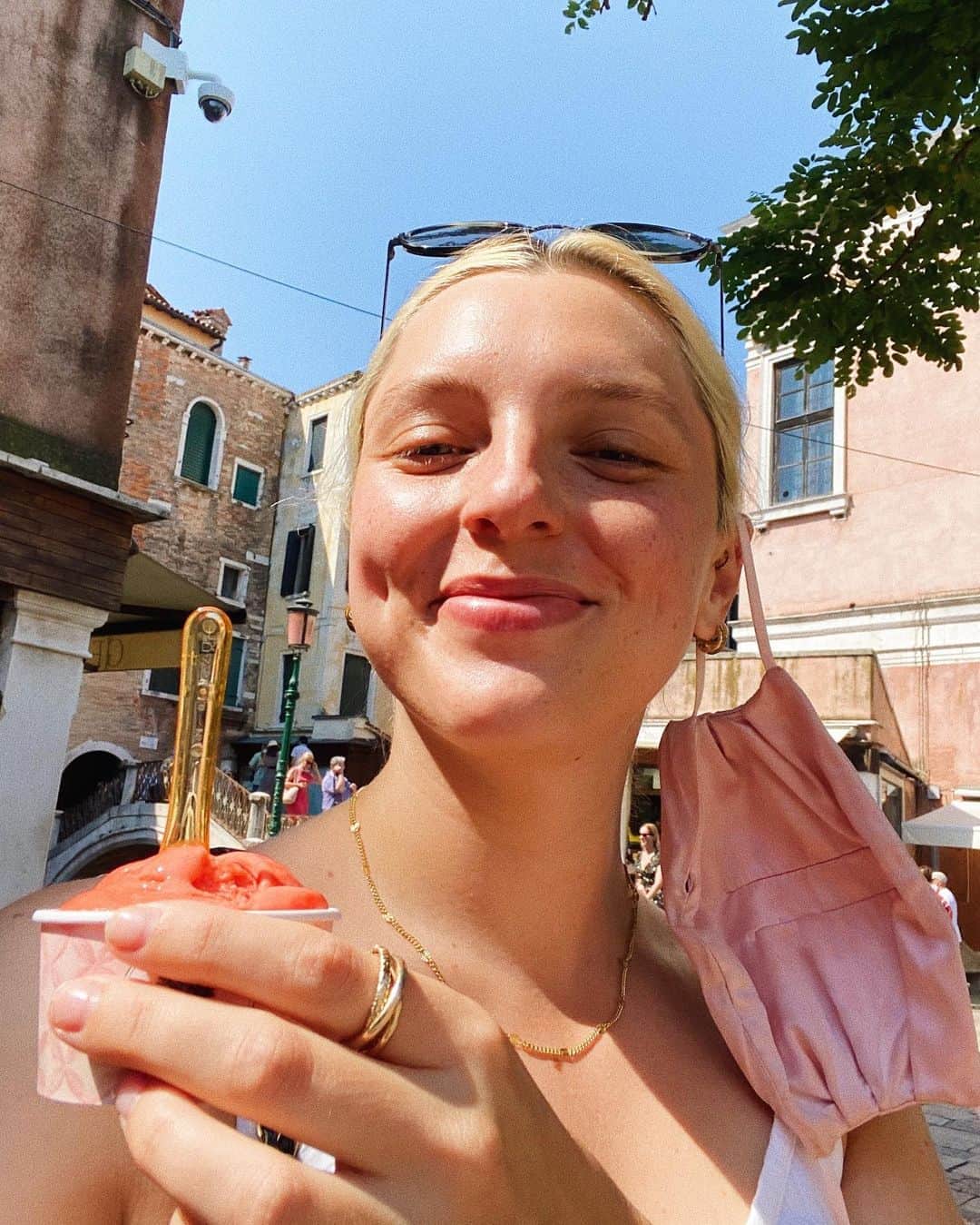 Estée Lalondeのインスタグラム：「💕 Mask off for 🍉 sorbet 🤤💕」