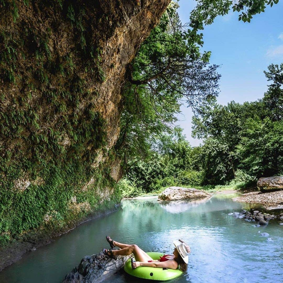 Visit The USAさんのインスタグラム写真 - (Visit The USAInstagram)「The weekend vibe we are ready for! 🙌 From rafting and fishing to camping and hiking, Ozark National Forest in Arkansas has so many water 💧 and land ⛰️ activities to enjoy. Which weekend activity would you choose? 📸 : @taylor.d.pearson #VisitTheUSA #TogetherInTravel」8月15日 1時00分 - visittheusa