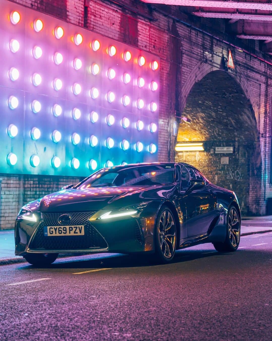 Lexus UKさんのインスタグラム写真 - (Lexus UKInstagram)「Downtown dreams. #LexusLC  Photo credit: @AlexPenfold  #Design #CarDesign #Automotive #Lexus #CarsofInstagram #LuxuryTravel #Luxury」8月15日 1時01分 - lexusuk