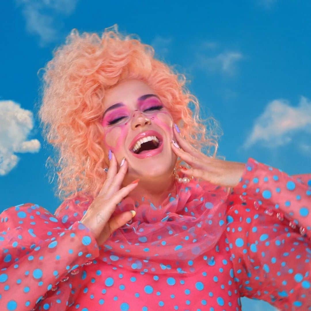 Vevoさんのインスタグラム写真 - (VevoInstagram)「Pies, clowns, video games, pink hair and hearts... all things sure to make you "Smile." 😋 Don't miss the fun of @katyperry's highly amusing new vid! 🥧🤡🎮💖 ⠀⠀⠀⠀⠀⠀⠀⠀⠀ ▶️[Link in bio]#KatyPerry #Smile」8月15日 1時01分 - vevo