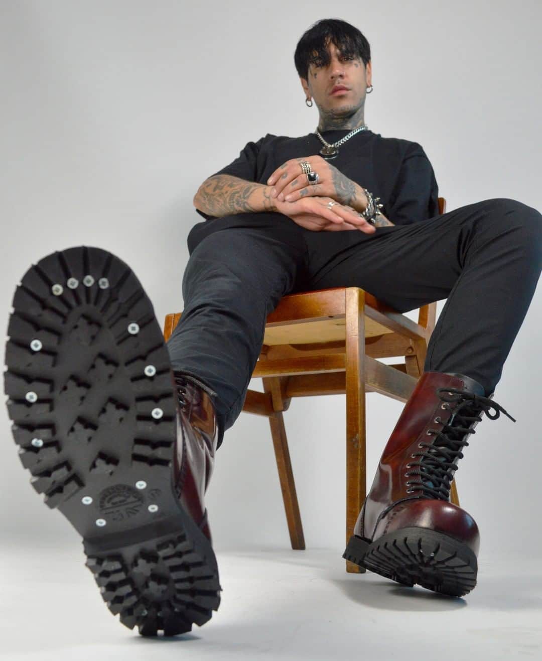 アンダーグラウンドのインスタグラム：「Ray wears the Original Commando Boot - the 10 eyelet version option from our Steel Cap collection, this version in a luxury burgundy rub off leather. Algender.⁠ ⁠ ⁠ #UndergroundEngland #UndergroundShoes #Underground #SteelToe #SteelToeBoots #SteelCaps #SteelCapBoots #LaceUpBoots #algender #Comabtboots #militaryboots #grungeboots #Steelcapboots #steelcaps #combatboots #grungeboots #militaryboots #leatherboots」