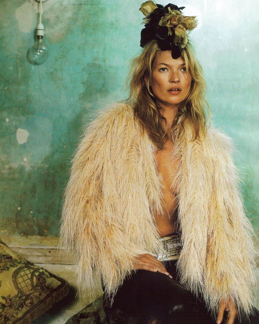ジル・スチュアートのインスタグラム：「“There is a world out there and it's calling my name and it's calling yours, girl it’s calling yours, too” -Tame Impala . Kate Moss in “Hope and Glory”by Mario Testino for Vogue UK, October 2008 . #tameimpala #katemoss #mariotestino #vogueuk #style #icon #fashion #photography #inspiration」