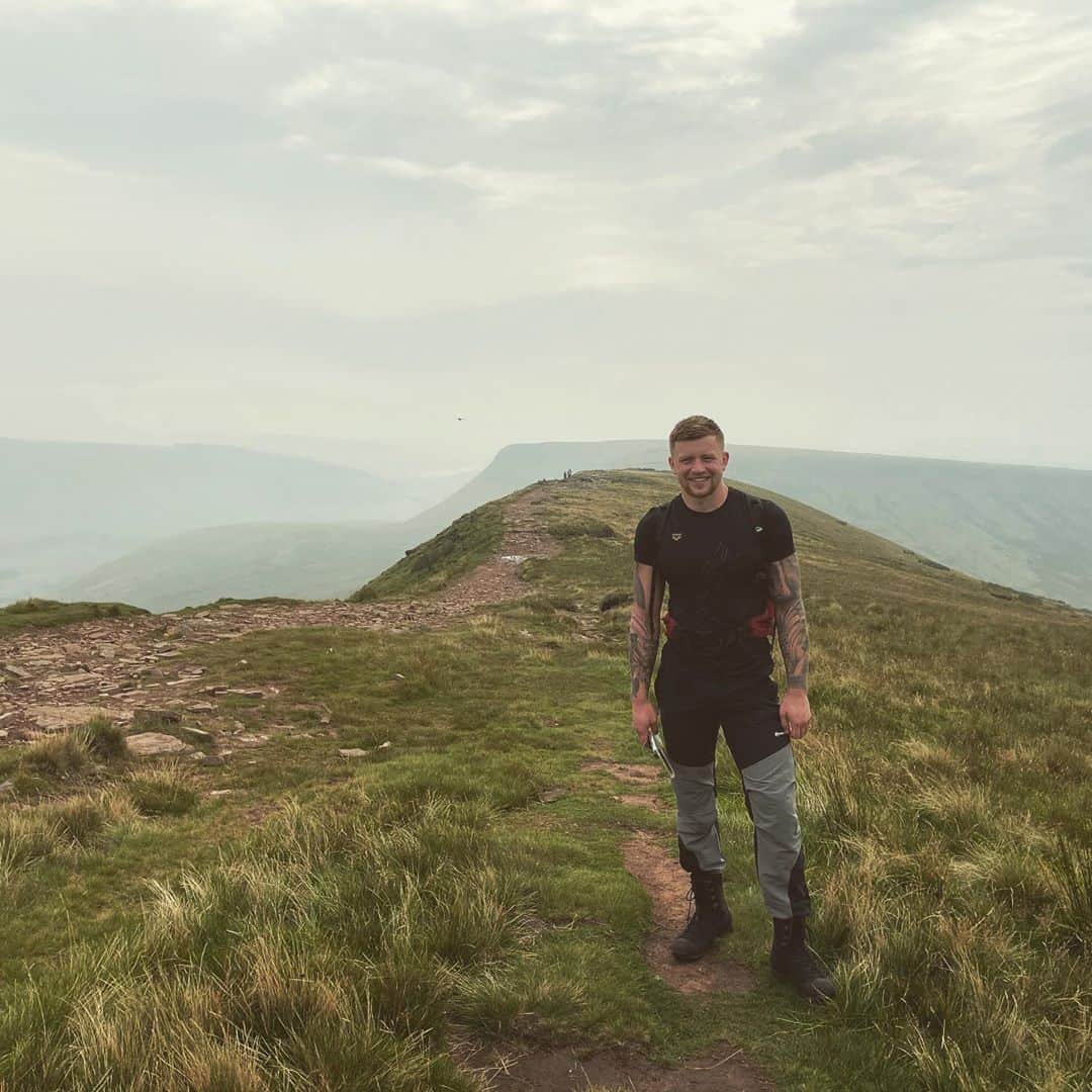 アダム・ピーティのインスタグラム：「Spent the last few days navigating the Brecon Beacons. Always good to switch off the phone and have some great conversations. Building a formidable mindset for me is about continually learning and adapting.」