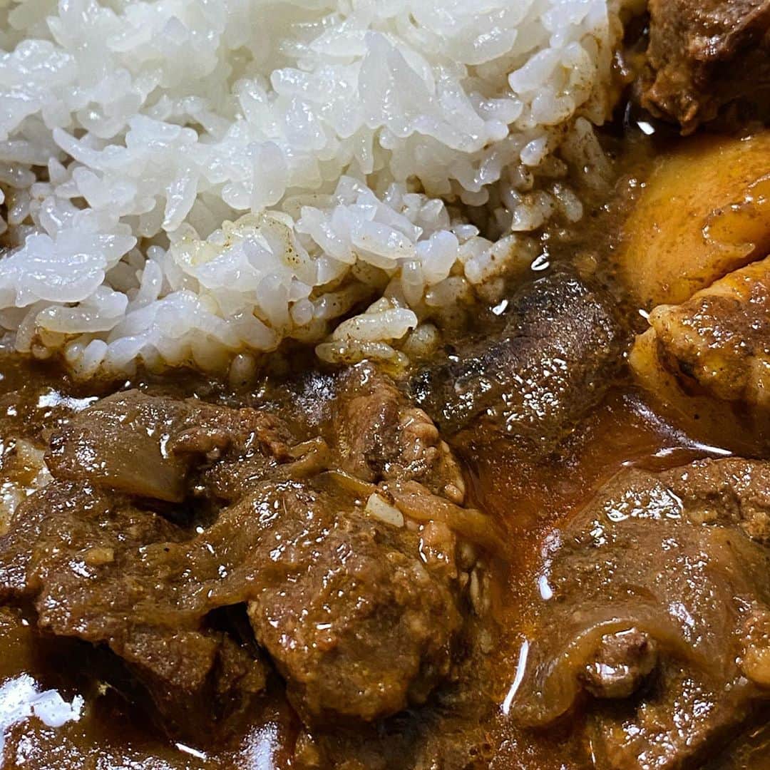 津田大介のインスタグラム：「ユザーン @u_zhaan と @tadao_ishihama さん監修のレトルトカレー初めて食べたけどめちゃうまだな……。#ベンガリーマトンカレー」