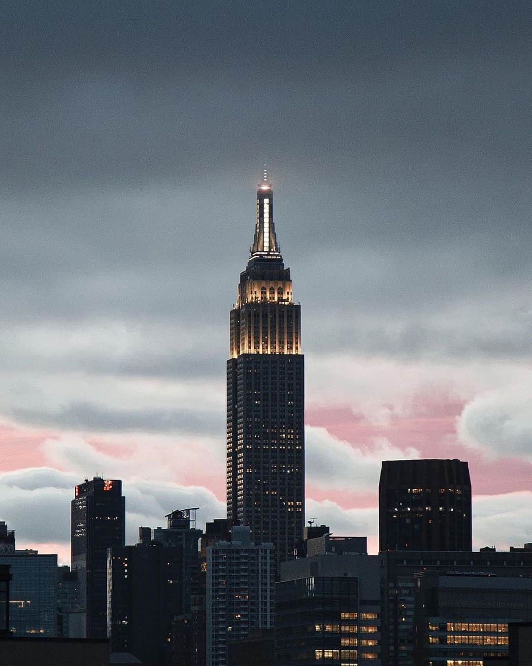 Empire State Buildingさんのインスタグラム写真 - (Empire State BuildingInstagram)「#GIVEAWAY: Closest thing to heaven in this city… might just be your couch 😉 ⠀⠀⠀⠀⠀⠀⠀⠀⠀ LIKE THIS POST to enter our giveaway of 100 $20 free codes for one of our most iconic moments, the film: “An Affair to Remember”! #ESBMovieNight ⠀⠀⠀⠀⠀⠀⠀⠀⠀ HOW TO ENTER: 1. Follow the @empirestatebldg on Instagram (we check!) ⭐️ 2. LIKE THIS POST ❤️ 3. Comment below tagging a friend 👇 ⠀⠀⠀⠀⠀⠀⠀⠀⠀ Unlimited Entries, contest ends 11:59PM tonight! One handle/tag per comment, each comment must be unique. Five lucky winners will also receive an exclusive #EmpireStateBuilding movie pack! Click link in bio for rules. ⠀⠀⠀⠀⠀⠀⠀⠀⠀ 📷: @damien_do #EmpireStateBuilding   ⠀ ⠀⠀⠀⠀⠀⠀⠀⠀⠀⠀⠀⠀⠀⠀⠀⠀⠀⠀⠀⠀⠀⠀⠀⠀⠀⠀⠀⠀⠀⠀⠀⠀⠀⠀ ⠀⠀⠀⠀⠀⠀⠀⠀⠀⠀⠀⠀⠀⠀⠀⠀⠀⠀⠀⠀⠀⠀⠀⠀⠀⠀⠀⠀⠀⠀⠀⠀⠀⠀⠀⠀⠀⠀⠀⠀⠀⠀⠀⠀⠀⠀⠀⠀⠀⠀⠀⠀⠀⠀⠀⠀⠀⠀⠀⠀⠀⠀⠀⠀⠀⠀⠀⠀⠀⠀⠀⠀⠀⠀⠀⠀⠀⠀⠀⠀⠀⠀⠀⠀⠀⠀⠀⠀⠀⠀⠀⠀⠀⠀⠀⠀⠀⠀⠀⠀⠀⠀⠀⠀⠀⠀⠀⠀⠀⠀⠀⠀⠀⠀⠀⠀⠀⠀⠀⠀⠀⠀⠀⠀⠀⠀⠀⠀⠀⠀⠀⠀⠀⠀⠀⠀⠀⠀⠀⠀⠀⠀⠀⠀⠀⠀⠀⠀⠀⠀⠀⠀⠀⠀⠀⠀⠀⠀⠀⠀⠀⠀⠀⠀⠀⠀⠀⠀⠀⠀⠀⠀⠀⠀⠀⠀⠀⠀⠀⠀⠀⠀⠀⠀⠀⠀⠀⠀⠀⠀⠀⠀⠀⠀⠀⠀⠀⠀⠀⠀⠀⠀⠀⠀⠀⠀⠀⠀⠀⠀⠀⠀⠀⠀⠀⠀ This contest/giveaway is in no way sponsored, endorsed or administered, or associated with Instagram. This giveaway is sponsored by @empirestatebldg, @vudufans & @disney. The contest will run until 11:59PM EST 8/14/20. Entrants must follow @empirestatebldg. Giveaway is open only to residents 18+ years of age, of the 50 United States and District of Columbia. Tap bio link for official rules. A Vudu enabled device and account required for digital viewing. Watch An Affair to Remember on Digital download. © 2020 20th Century Studios」8月15日 1時05分 - empirestatebldg