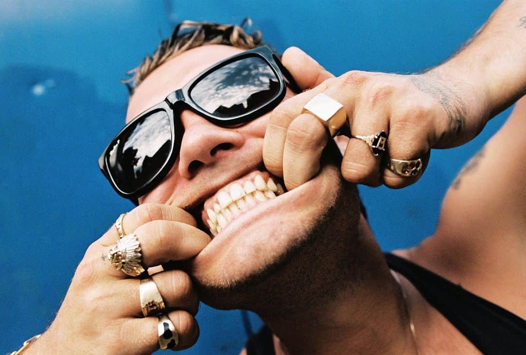 ラファティ・ロウのインスタグラム：「GRiN n BaRE iT」