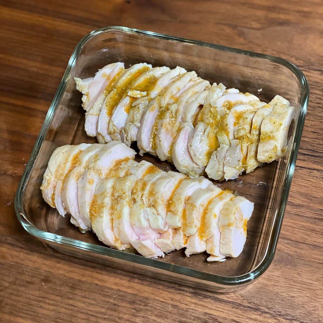 津田大介のインスタグラム：「70度低温調理で作る蒸し鶏シリーズ。散々ここのところ試してきて、南部どりの胸肉が一番柔らかで旨くできるという事実に行き着く。ネギ塩油も飽きたのでタイ風にしたら絶品つまみになりました。」