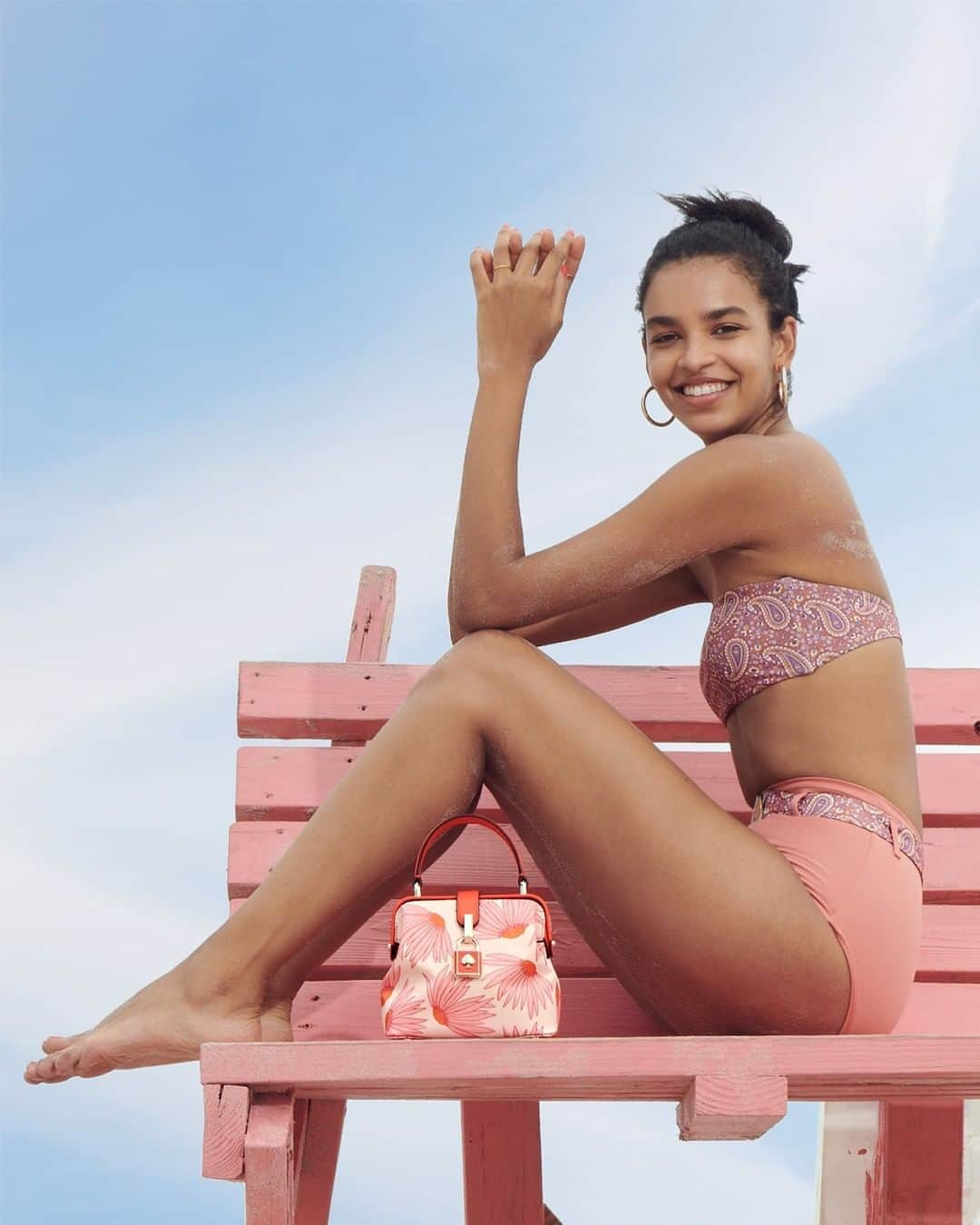 Bloomingdale'sさんのインスタグラム写真 - (Bloomingdale'sInstagram)「Sitting pretty in pink 💗 Happy Friday, IG fam! What are your weekend plans?  . . . . . . #PinkOutfit #PinkAesthetic #BeachDay #BeachStyle #BikiniLovers #SummerFeels #Bloomingdales」8月15日 1時16分 - bloomingdales