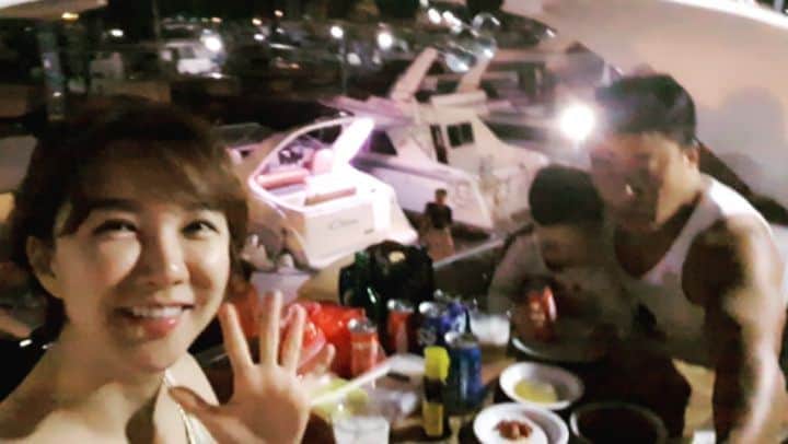 ミン・ヨンウォンのインスタグラム：「수영하고 꼬기 먹기🍻🍻🍻 #jmt #부산라이프 . 남편이 오늘 조정면허증 땄어요. 실기 1등 !! *.* 얼마전엔 제트스키를 사더니  또 뭔가 또 사고 사고.. 자꾸 뭔가 일을 벌려서 몹시 불안합니다... 🤷‍♀️🤷‍♀️🤷‍♀️ . 부산에 눌러사는건 아니겠죠.... 아니겠죠?!?!?!?!!!!!!! . 암튼 . 오늘 여동생도 급부산 와서 너무너무너무 행복하네요🤩🤩 . 날씨 예술 🏖🏖🏖 . 불금불토 보내세요~~*^^* . . . . . #17갤아기 #먹방 #푸드파이터#먹방요정  #사랑해 #애교쟁이 #육아일기 #신혼일기 #육아맘 #육아소통 #일상 #소통 #맞팔 #데일리 #황금돼지띠아들 #오오티디  #베이비스타그램 #foodfighter #baby #babyboy #love」