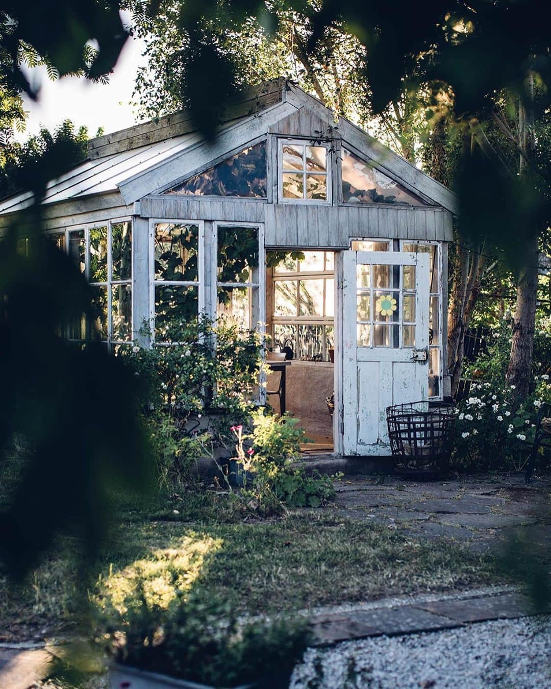 Our Food Storiesさんのインスタグラム写真 - (Our Food StoriesInstagram)「Can‘t wait to be back in Sweden soon🌿 Here is one of our favorite greenhouses at our dear friends @mellby_klockargard stunning place. Happy Friday guys! #ourfoodstories_travel  ____ #visitsweden #visitskane #momentsofmine #greenhouse #greenhouses #greenhouselife #fellowmag #morningslikethese #verilymoment #simplejoys #summerfeeling」8月15日 1時19分 - _foodstories_