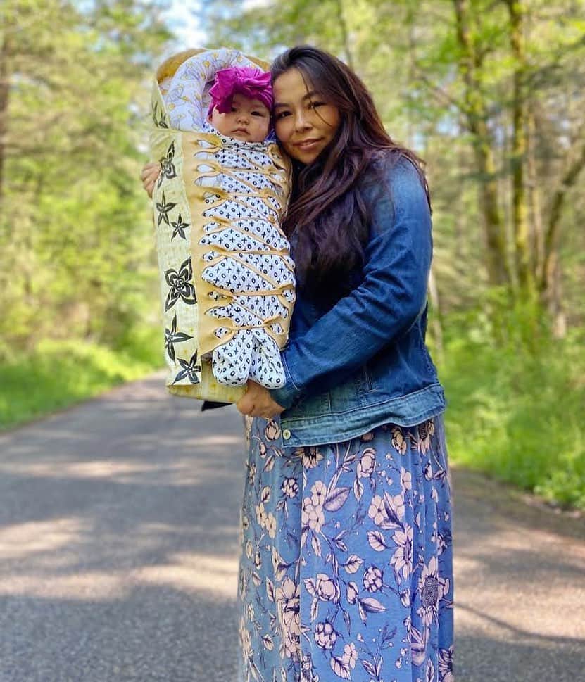 Grace Bonneyのインスタグラム：「Hi Relatives, I’m Matika Wilbur from the  Swinomish and Tulalip Tribes and this is my new baby, Alma Bee.  I integrate fine art and social justice as a long-form photo documentarian, writer,  podcaster and public speaker.  Seven years ago,  I sold everything, packed my bags and hit the open American road to begin @project_562 , a Kickstarter- funded mission to visit, engage, and photograph over 500 Native American Tribal Nations in the United States to eradicate the archaic, insidious, racist invisibility of Native Americans. The project has been in pursuit of one goal, to “change the way we see Native America”.  Since 2012, I’ve touched down in 50 states, traveled hundreds of thousands of miles - by horseback through the Grand Canyon, by train, plane and boat, but mostly in my faithful Rv, the Big Girl. I’ve made kin so many tribal nations, from Inupiaqs in Alaska, to O’odham in Arizona, Tongva’s in Los Angeles, Osage’s in Oklahoma and so on.   During my takeover at Design Sponge I’ll be sharing  some of those stories with you, along with specially  curated content on our podcast, @amrpodcast .   Dismantling white supremacy is the work of many, and Indigenous communities have been in this battle since European contact, including with the most genocidal racism and pandemic ever.   I believe that Project 562 holds the powerful stories that can inspire our collective consciousness to reconcile its relationship with Native America.  It is through the sharing of each other s stories that we connect and change; it is what gives us hope and inspires us. While @project_562 is part of the great compendium of Indigenous led work moving  towards reconciliation, it is going to take many discussions among us right now and beyond, to get at the source of that work and make sure it is carried through the next generation. I invite you to be part of those conversations and am grateful to @grace__bonney for radically transforming Design Sponge to make space for this work.」