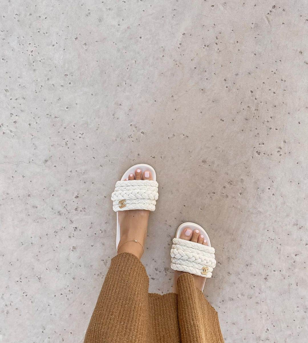 Marianna Hewittのインスタグラム：「swipe for a Summer afternoon of self care ideas for the weekend ☁️」