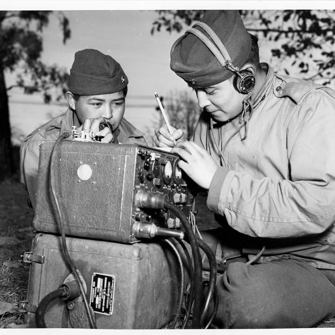 アメリカ海兵隊さんのインスタグラム写真 - (アメリカ海兵隊Instagram)「Unbroken  On this Navajo Code Talkers Day, we honor their service as elite communicators who used their unique language to protect military communication, saving countless American lives during World War II.  #USMC #Marines #Military #Navajo」8月15日 1時25分 - marines