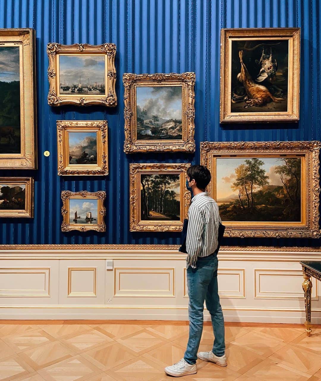 サザビーズさんのインスタグラム写真 - (サザビーズInstagram)「Today’s #SothebysOutofOffice takes us to @wallacemuseum, a jewel-like collection only moments walk from our New Bond Street dwelling 💎 Swipe to the end for a special glimpse of their current exhibition ‘Forgotten Masters’ of enchanting Indian ‘Company School’ paintings 🦇   📸 @melicakh   #WallaceCollection #SothebysStaycation #GalleryWall #OutOfOffice」8月15日 1時30分 - sothebys