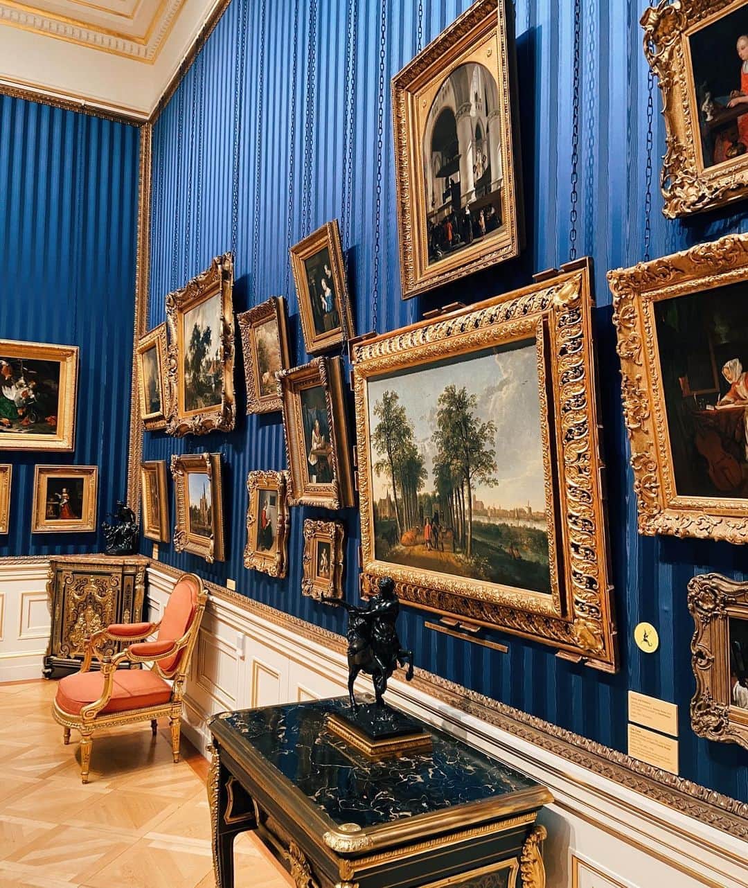 サザビーズさんのインスタグラム写真 - (サザビーズInstagram)「Today’s #SothebysOutofOffice takes us to @wallacemuseum, a jewel-like collection only moments walk from our New Bond Street dwelling 💎 Swipe to the end for a special glimpse of their current exhibition ‘Forgotten Masters’ of enchanting Indian ‘Company School’ paintings 🦇   📸 @melicakh   #WallaceCollection #SothebysStaycation #GalleryWall #OutOfOffice」8月15日 1時30分 - sothebys